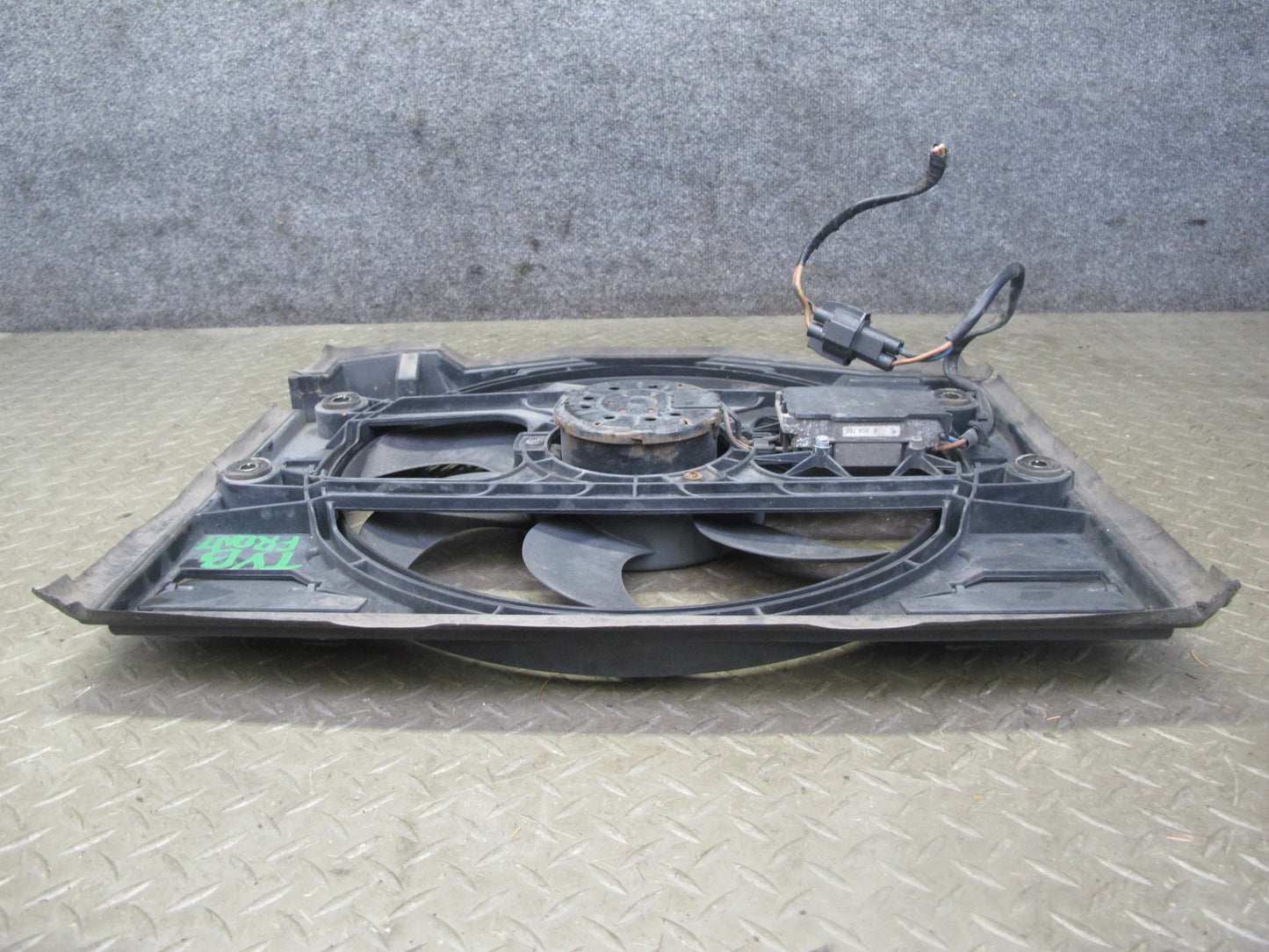 01-06 BMW E46 330Ci M54 Engine Cooling Fan Motor Shroud OEM