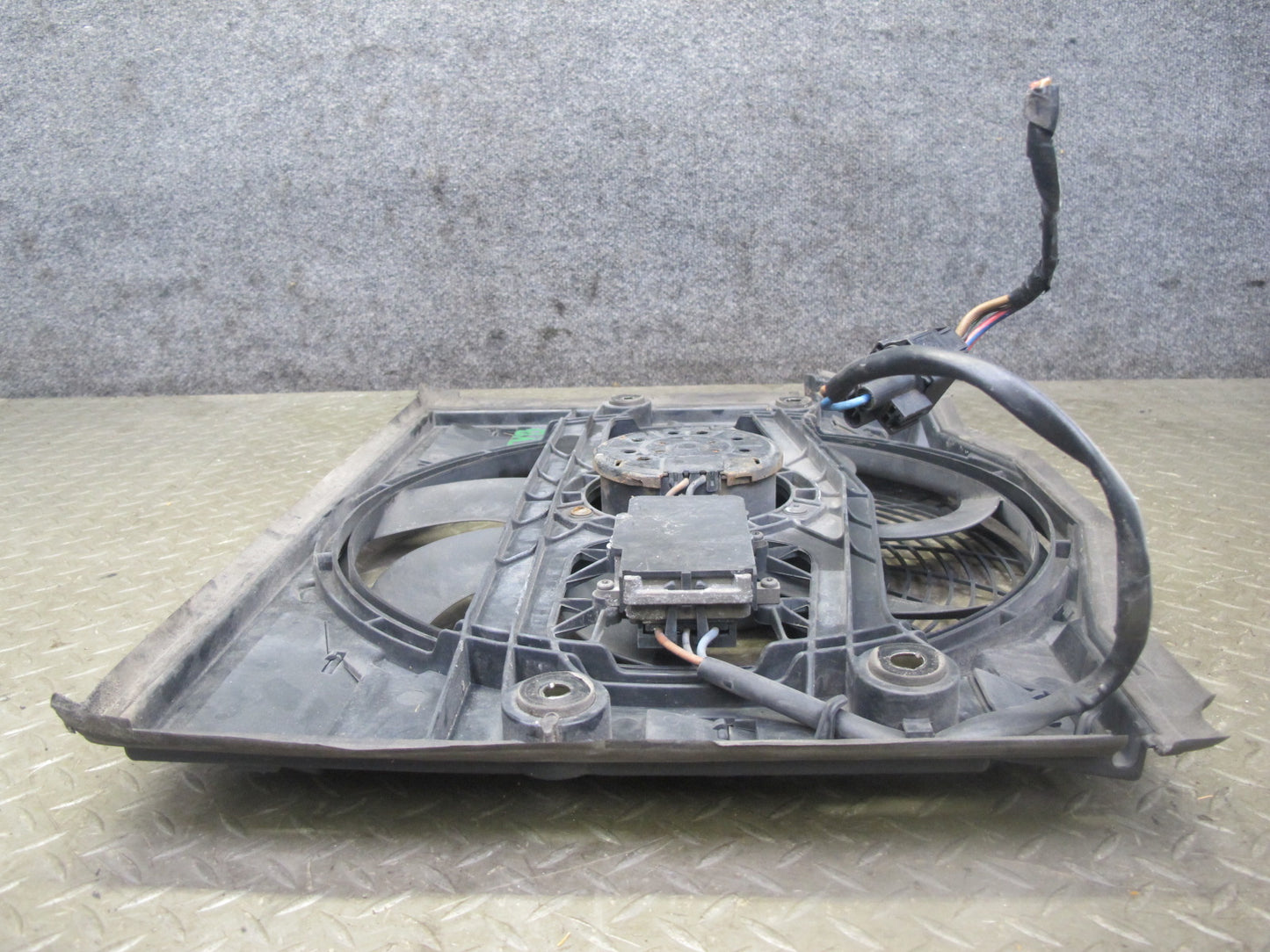 01-06 BMW E46 330Ci M54 Engine Cooling Fan Motor Shroud OEM