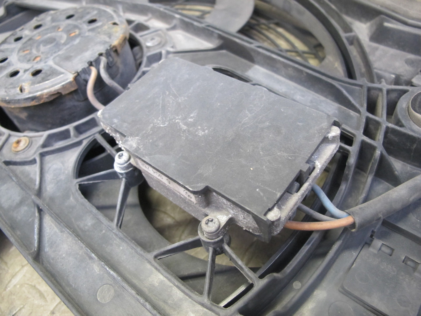 01-06 BMW E46 330Ci M54 Engine Cooling Fan Motor Shroud OEM