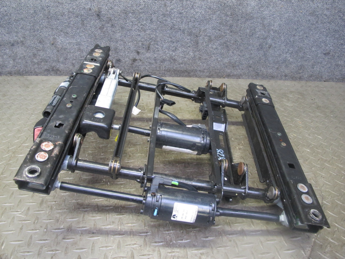 98-02 BMW E36/7 Z3 Front Right Passenger Seat Lower Frame Track Rail w Motor OEM