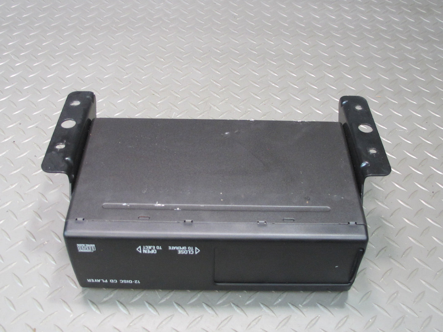 97-04 Chevrolet Corvette C5 12 Dics CD Changer Pioneer 25685332 OEM