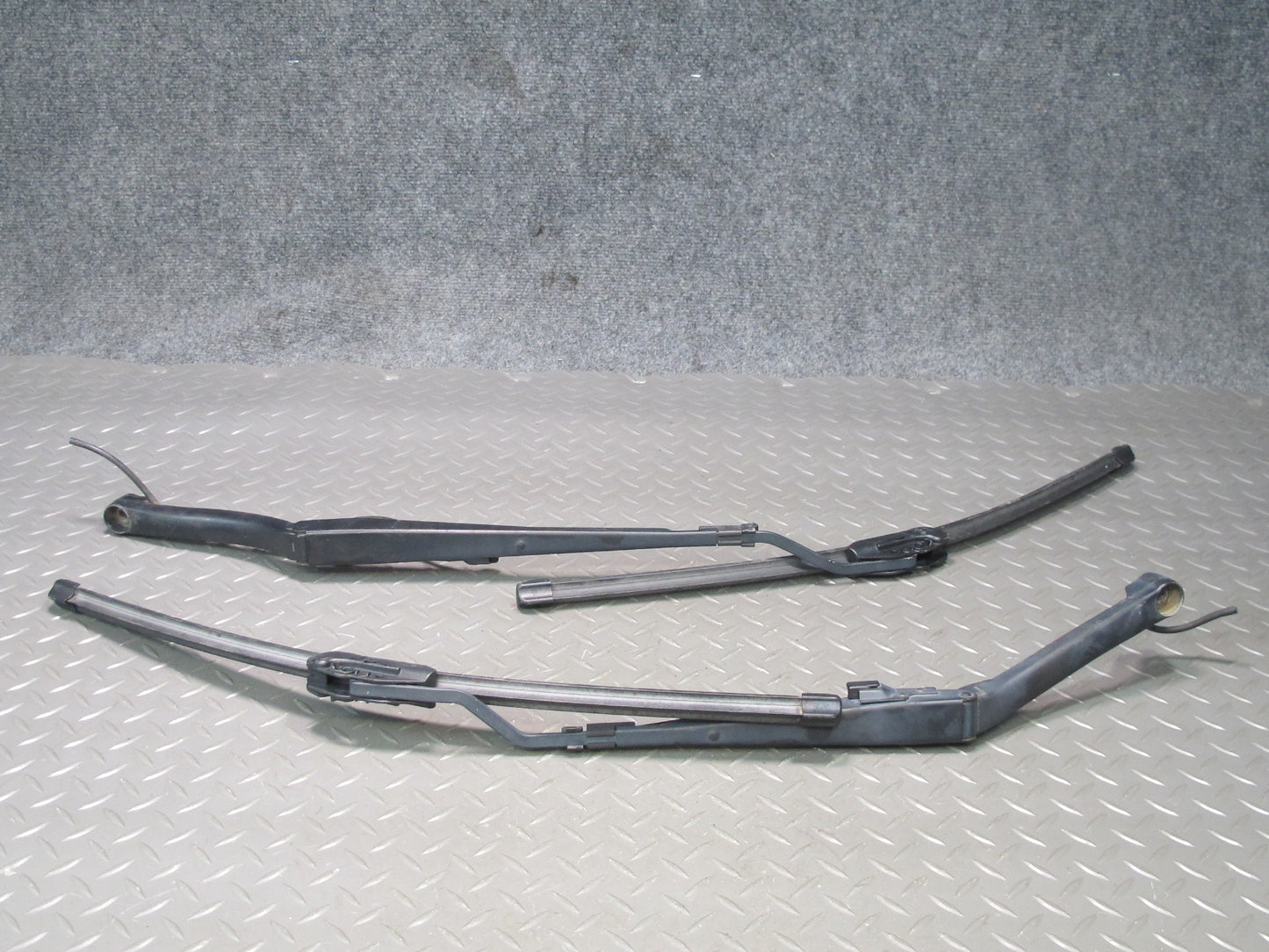 97-04 Chevrolet Corvette C5 Set of 2 Left & Right Windshield Wiper Arm OEM