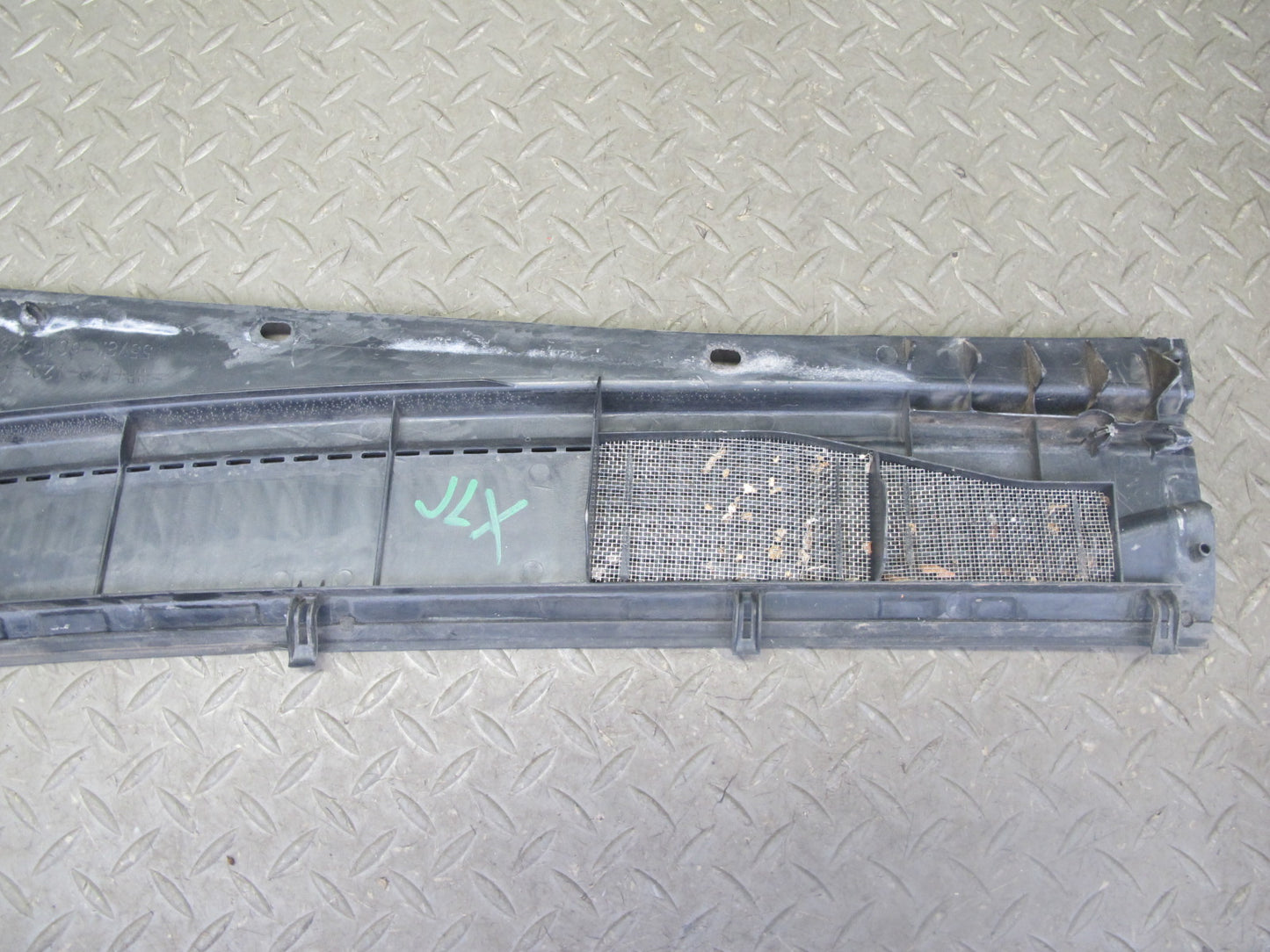 1998-2007 Lexus UZJ100L LX470 Front Windshield Left & Right Vent Cowl Seal Set