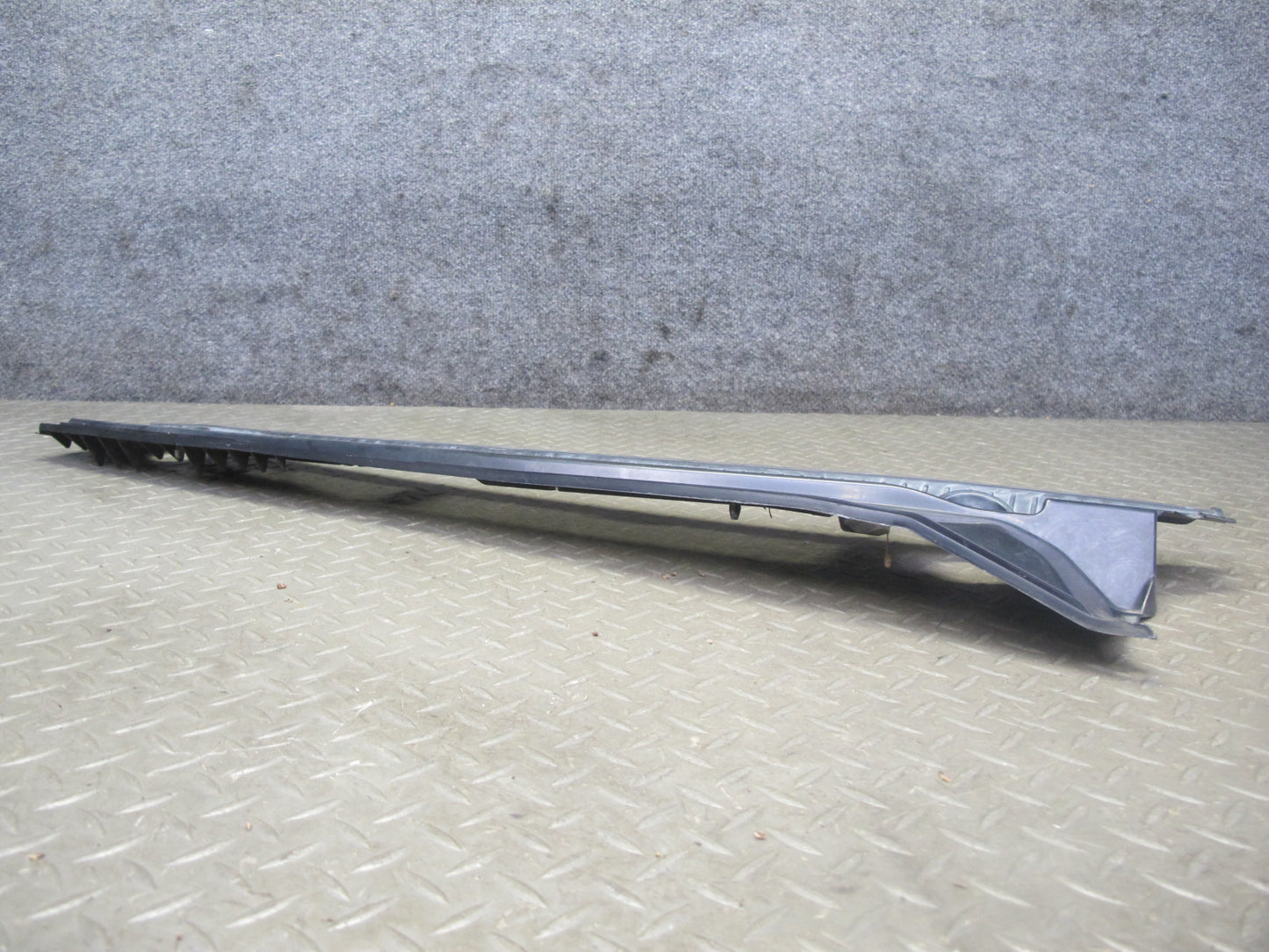 1998-2007 Lexus UZJ100L LX470 Front Windshield Left & Right Vent Cowl Seal Set