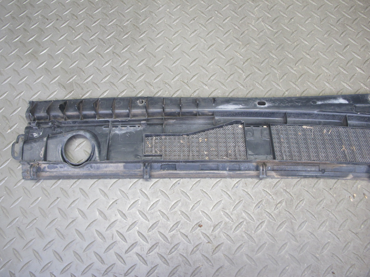 1998-2007 Lexus UZJ100L LX470 Front Windshield Left & Right Vent Cowl Seal Set