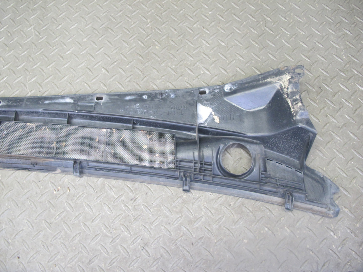 1998-2007 Lexus UZJ100L LX470 Front Windshield Left & Right Vent Cowl Seal Set