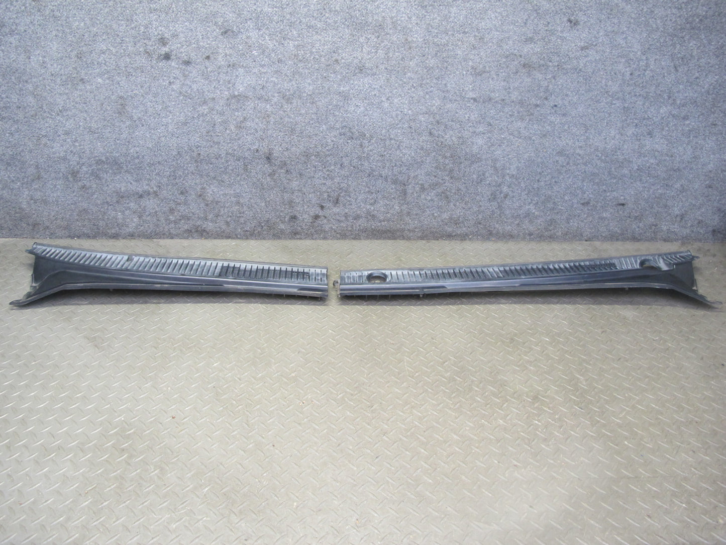 1998-2007 Lexus UZJ100L LX470 Front Windshield Left & Right Vent Cowl Seal Set