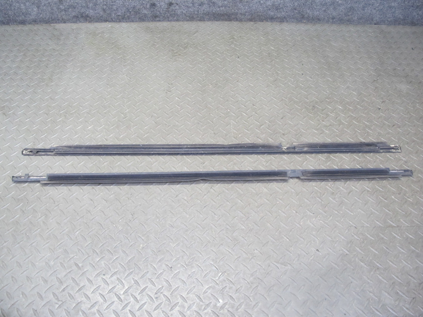 1998-2007 Lexus UZJ100L LX470 Door Window Weatherstrip Rubber Seal Molding Set