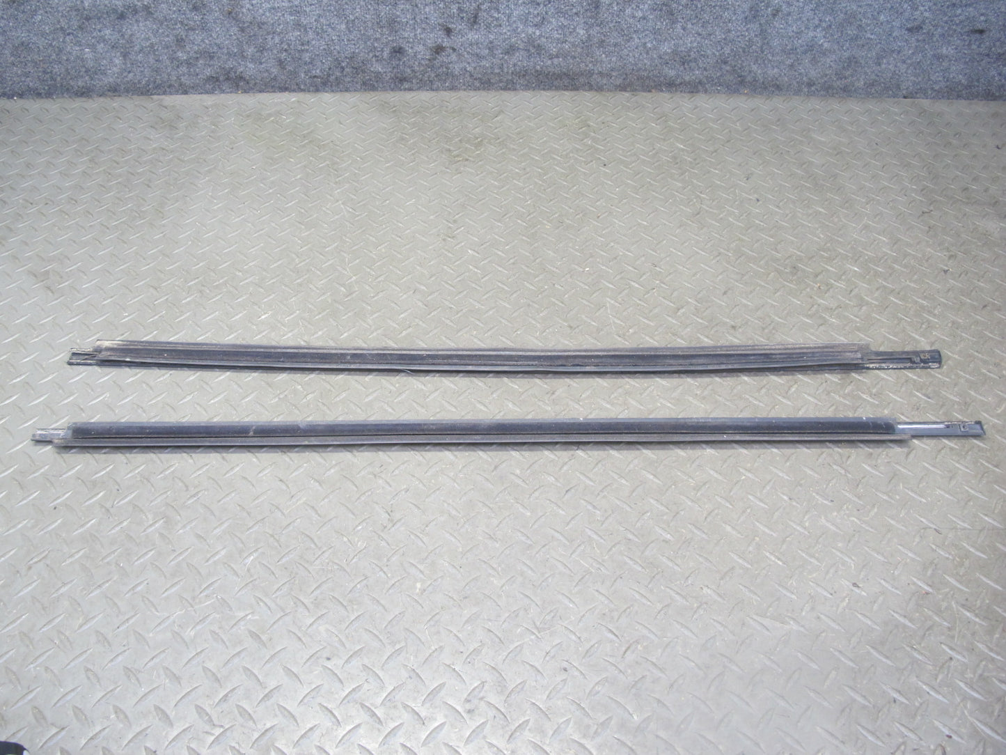 1998-2007 Lexus UZJ100L LX470 Door Window Weatherstrip Rubber Seal Molding Set
