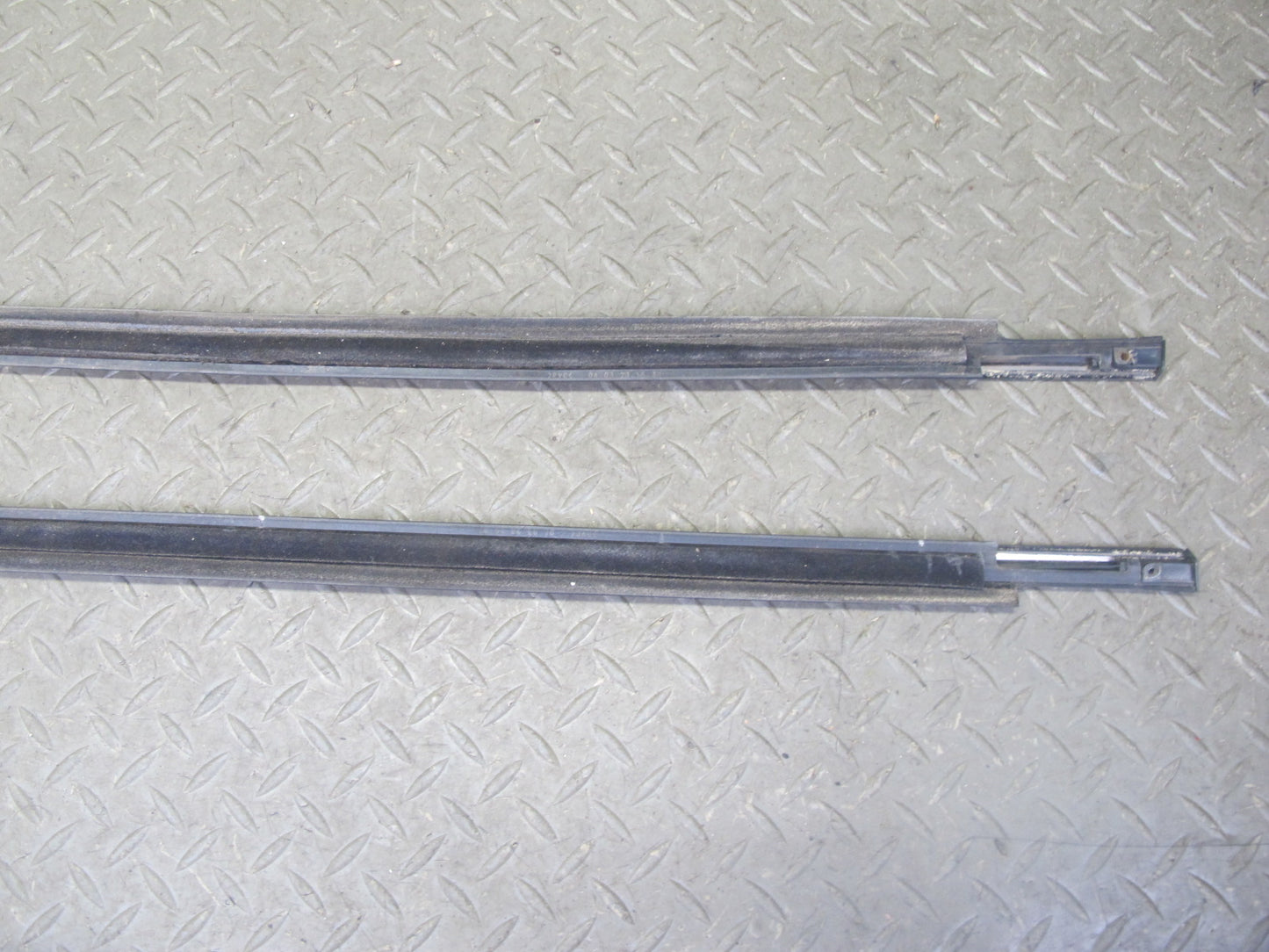 1998-2007 Lexus UZJ100L LX470 Door Window Weatherstrip Rubber Seal Molding Set