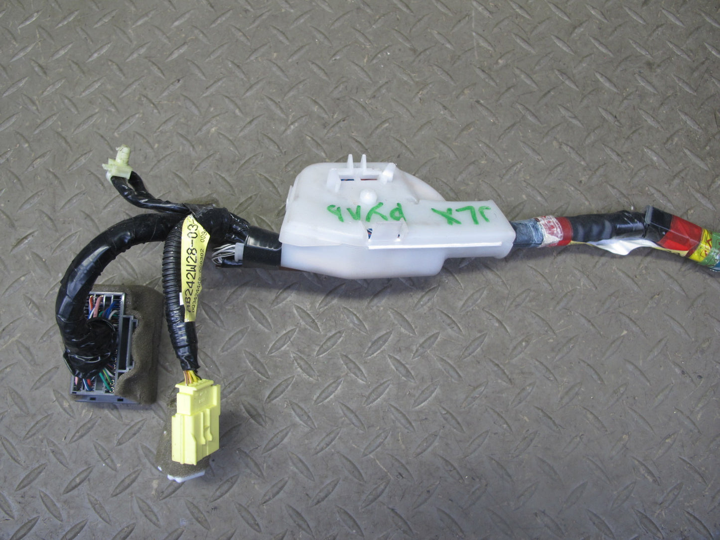 2006-2007 Lexus UZJ100L LX470 Steering Column Wire Wiring Harness 82128-60054