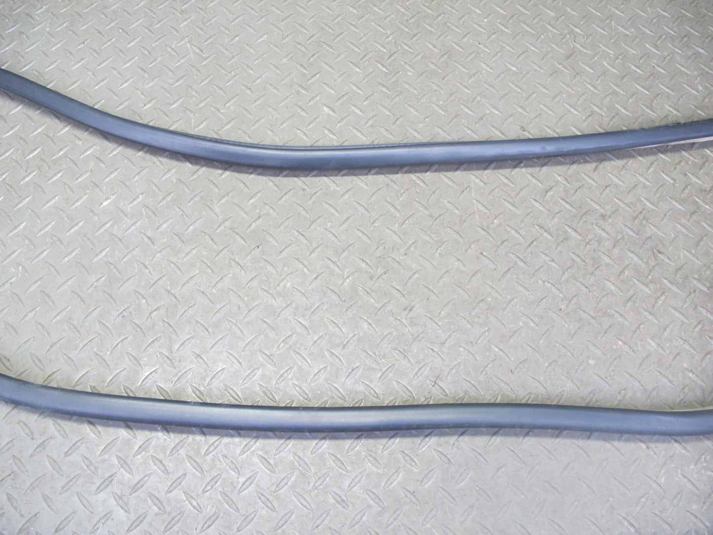 2003-2007 Lexus LX470 Front Right Door Weatherstrip Rubber Seal Gasket