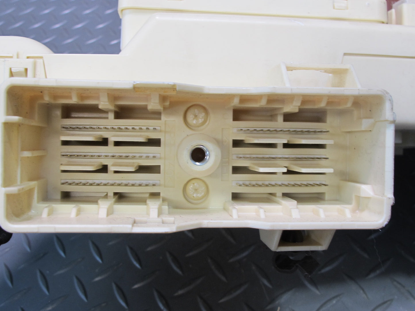 2003-2007 Lexus UZJ100L LX470 Dash Front Left Junction Cabin Fuse Relay Box