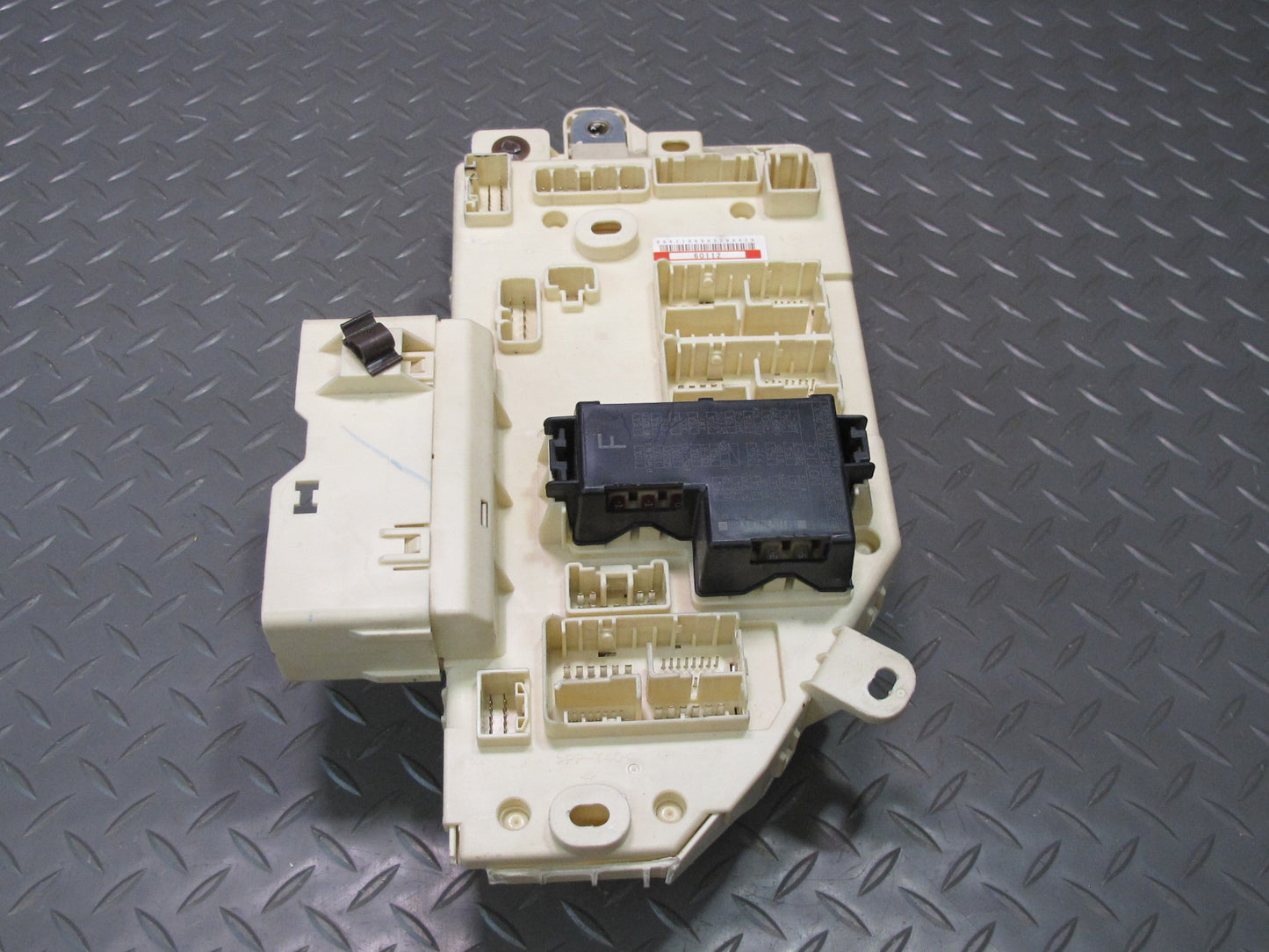 2003-2007 Lexus UZJ100L LX470 Dash Front Left Junction Cabin Fuse Relay Box