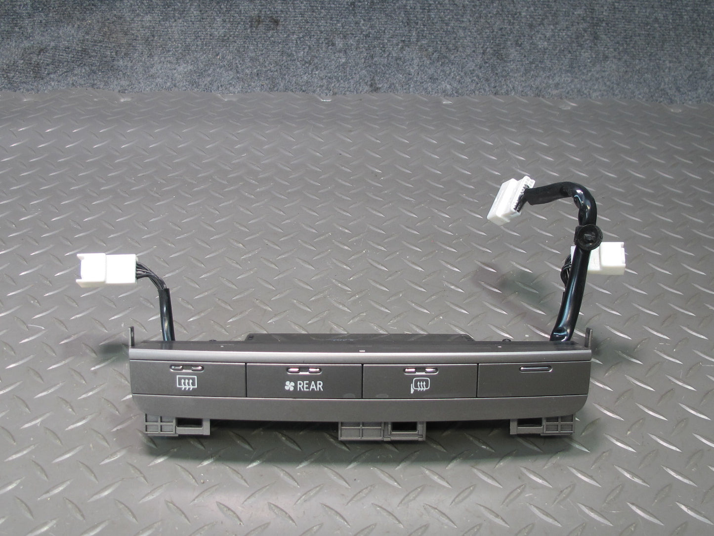 2003-2007 Lexus UZJ100L LX470 Rear Temperature Climate Control Panel 55912-60180