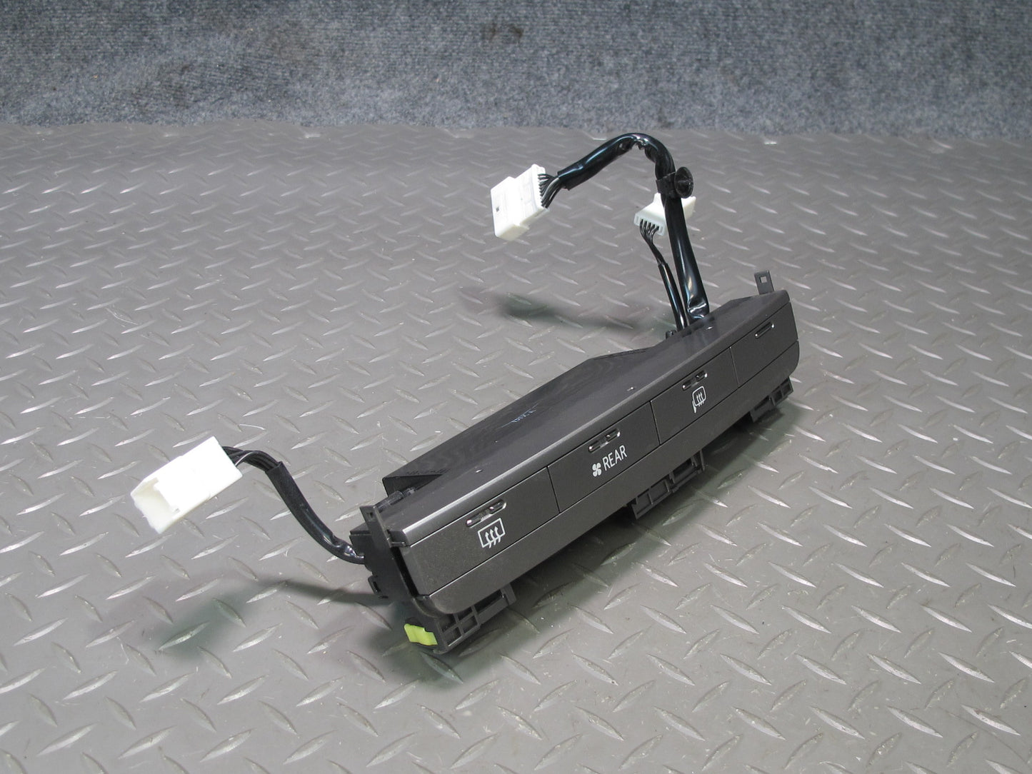 2003-2007 Lexus UZJ100L LX470 Rear Temperature Climate Control Panel 55912-60180