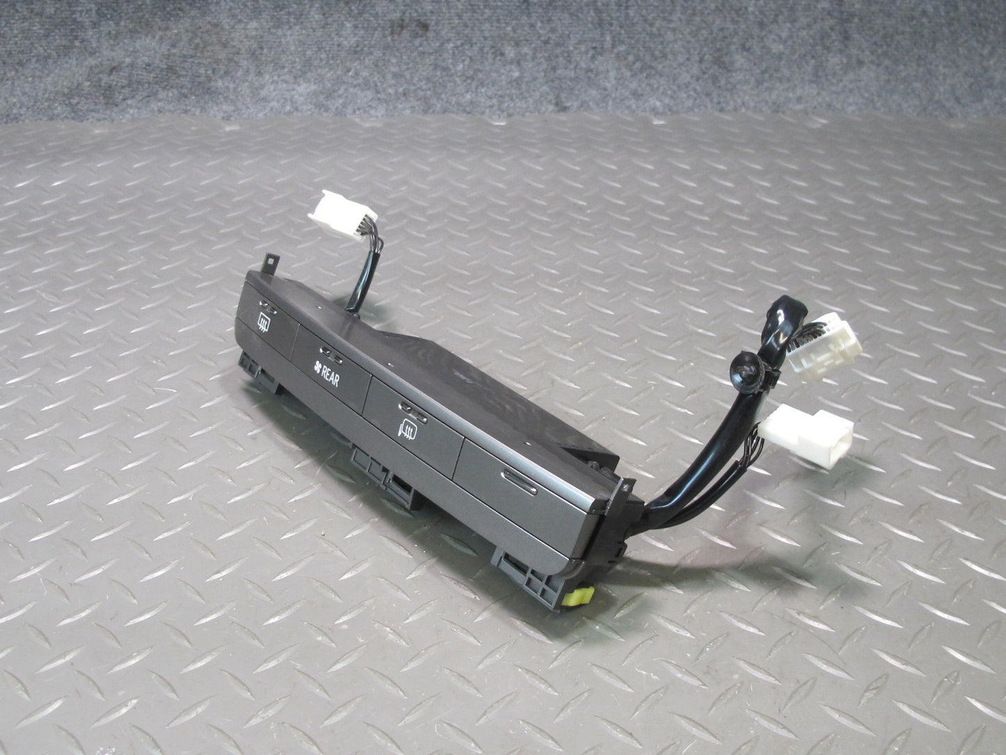 2003-2007 Lexus UZJ100L LX470 Rear Temperature Climate Control Panel 55912-60180