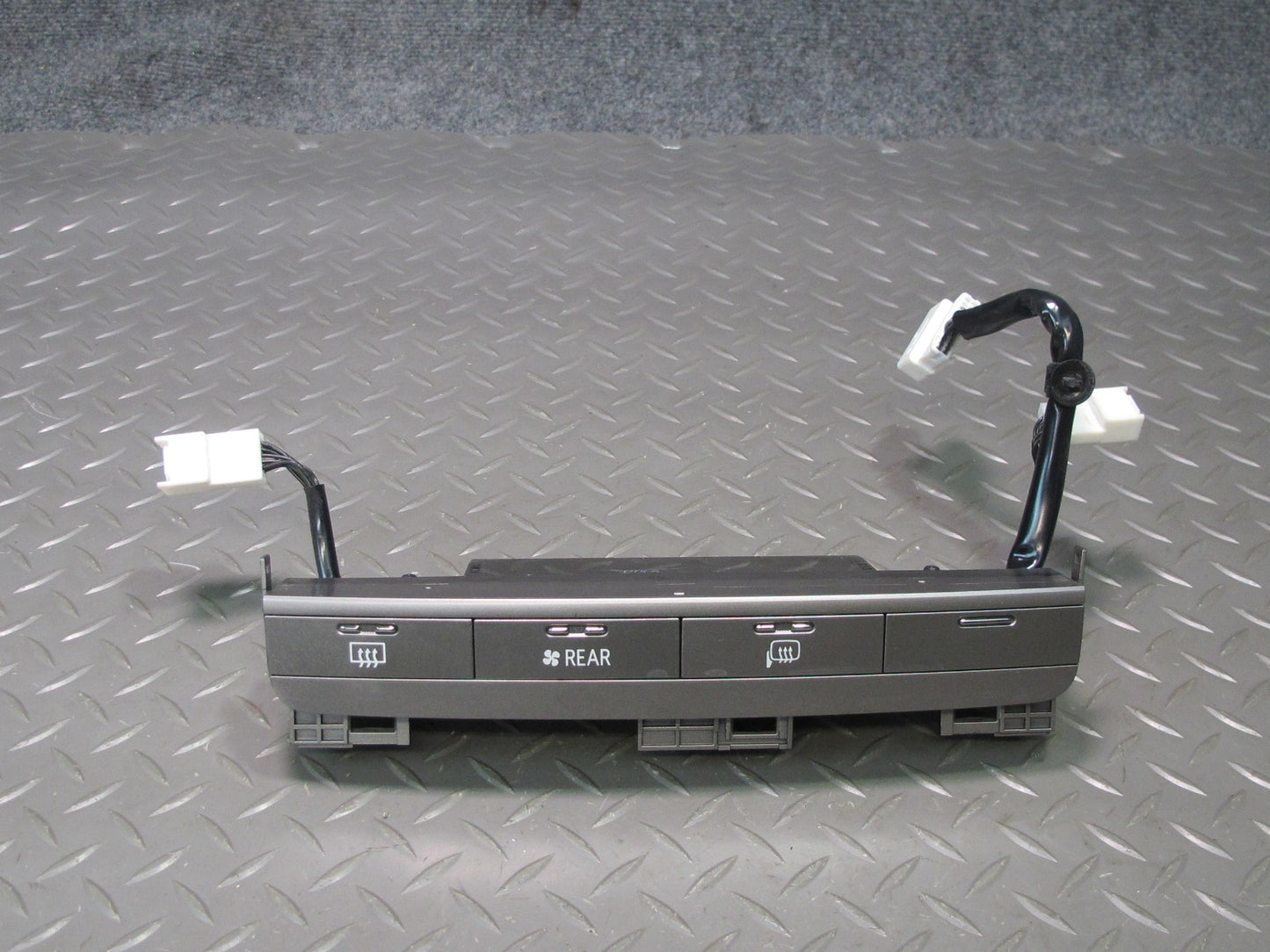 2003-2007 Lexus UZJ100L LX470 Rear Temperature Climate Control Panel 55912-60180