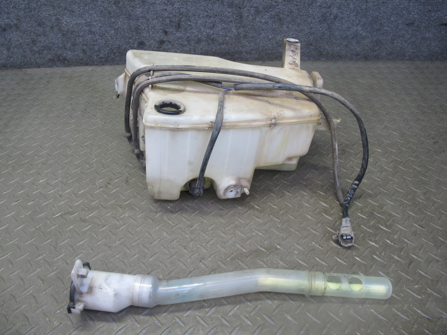 1998-2007 Lexus UZJ100L LX470 Windshield Washer Fluid Reservoir Tank Neck Pump