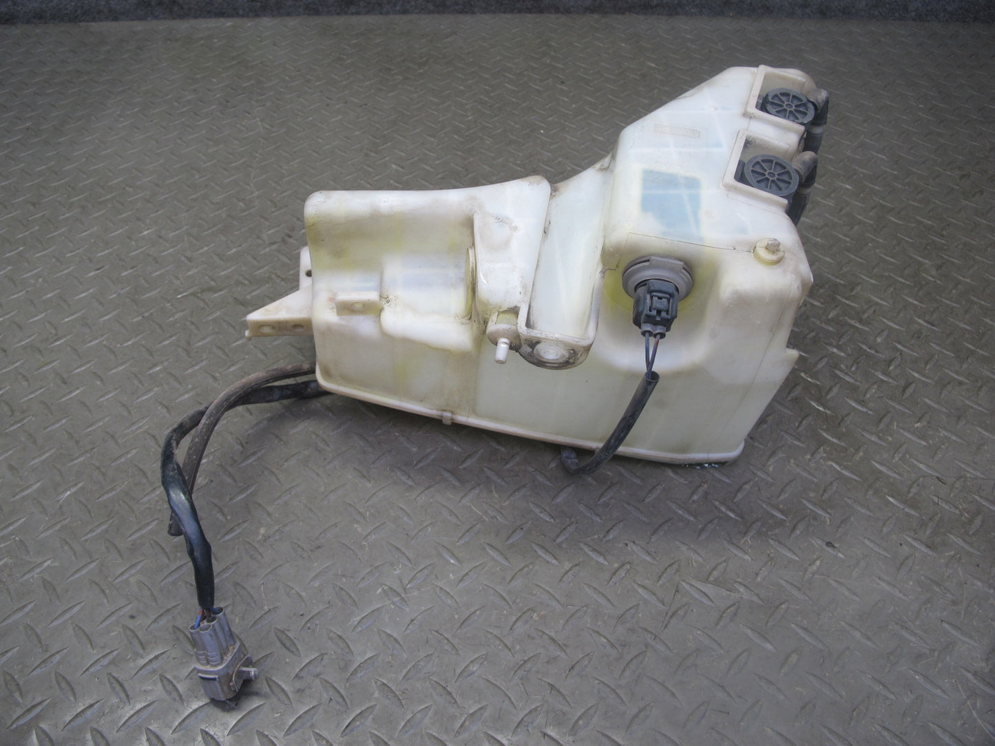1998-2007 Lexus UZJ100L LX470 Windshield Washer Fluid Reservoir Tank Neck Pump