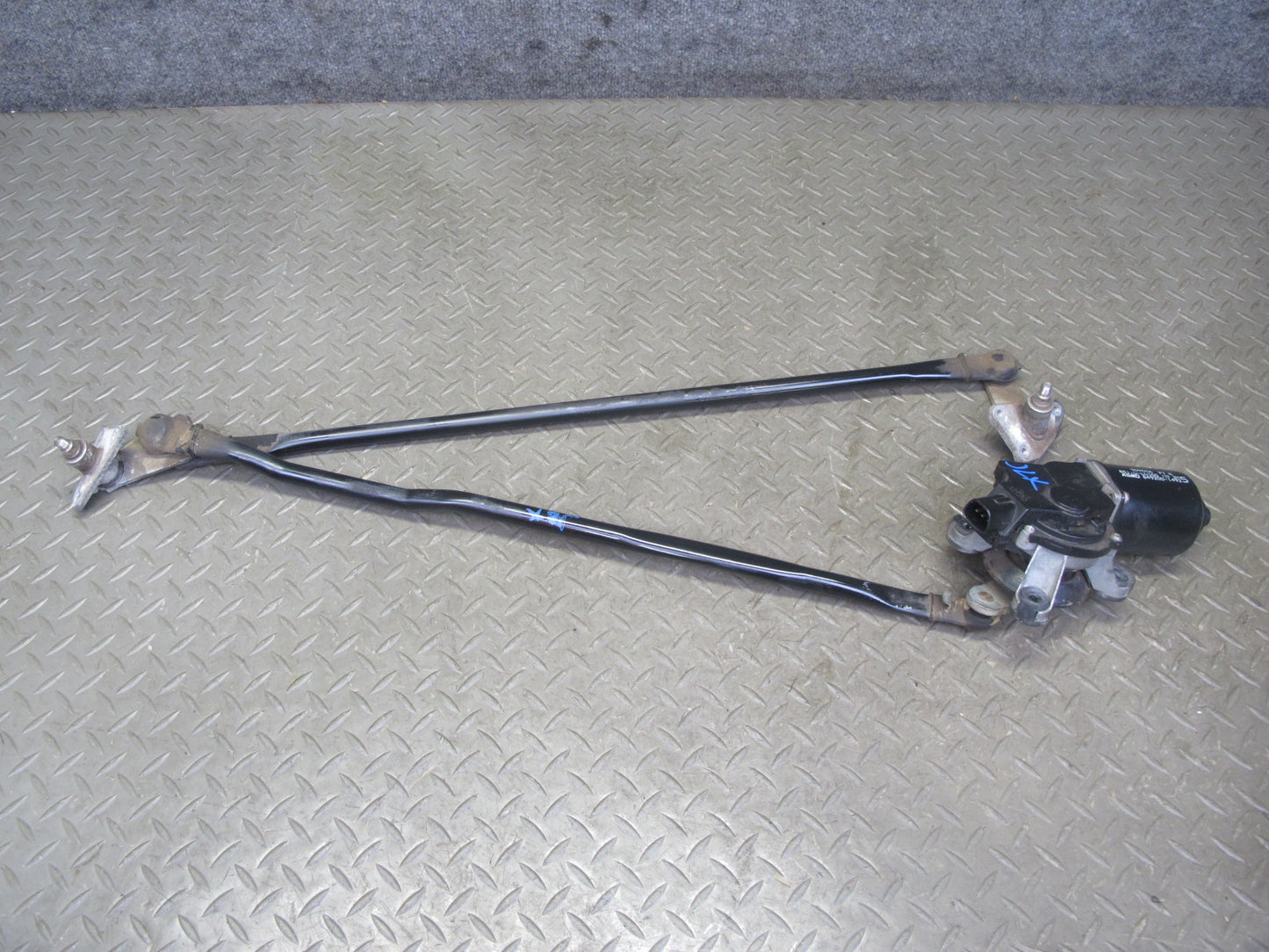 98-07 Lexus UZJ100L LX470 Front Windshield Wiper Transmission Linkage w Motor