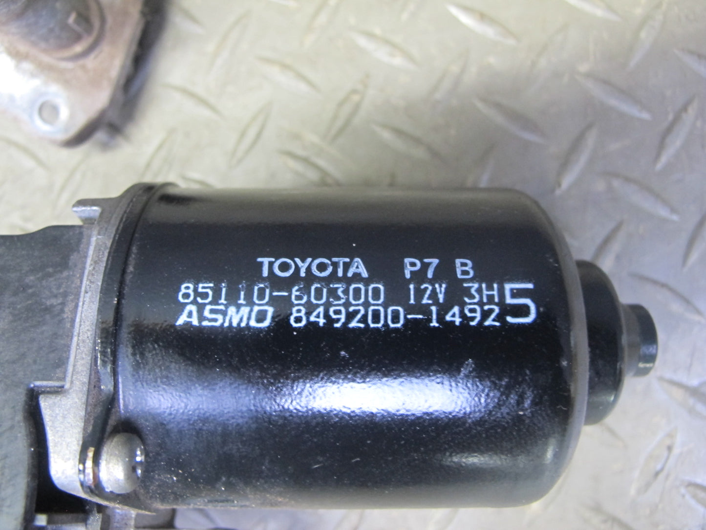 98-07 Lexus UZJ100L LX470 Front Windshield Wiper Transmission Linkage w Motor