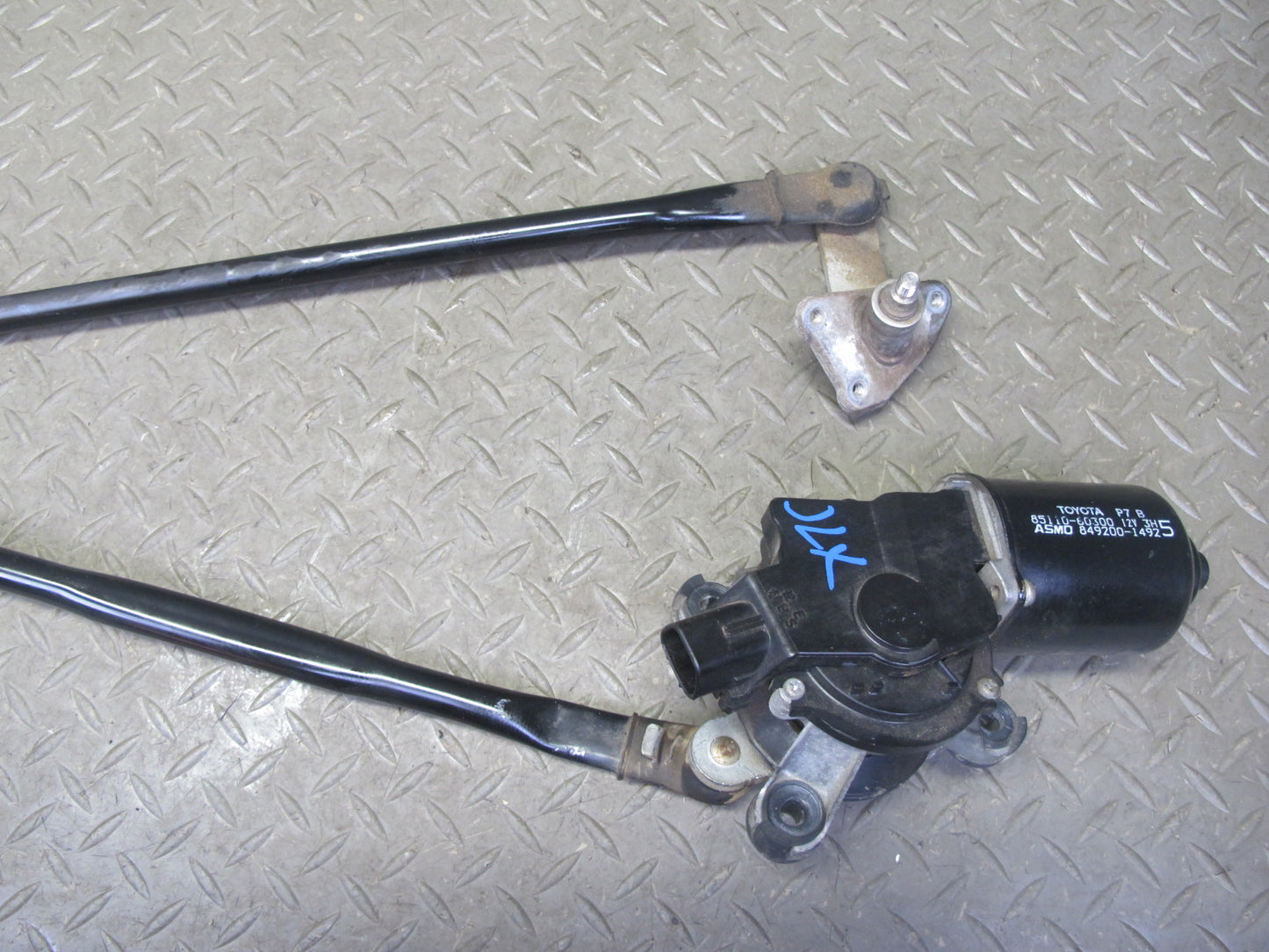 98-07 Lexus UZJ100L LX470 Front Windshield Wiper Transmission Linkage w Motor