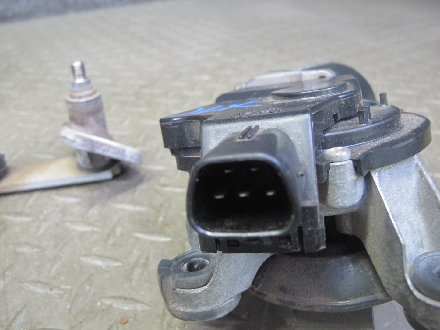 98-07 Lexus UZJ100L LX470 Front Windshield Wiper Transmission Linkage w Motor