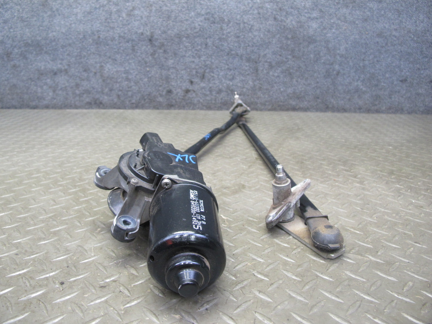 98-07 Lexus UZJ100L LX470 Front Windshield Wiper Transmission Linkage w Motor