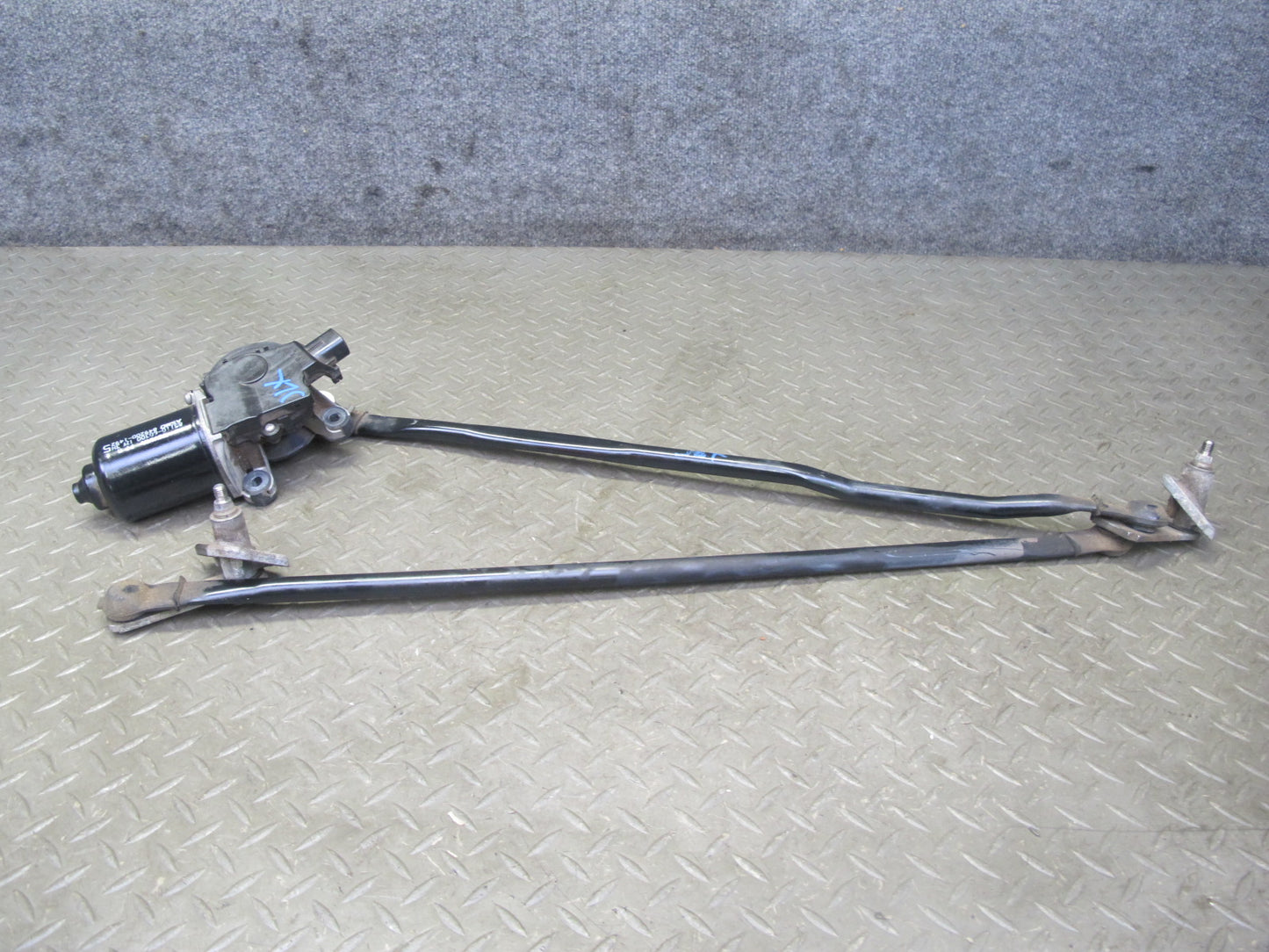 98-07 Lexus UZJ100L LX470 Front Windshield Wiper Transmission Linkage w Motor