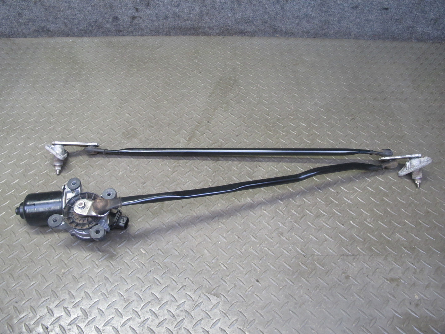 98-07 Lexus UZJ100L LX470 Front Windshield Wiper Transmission Linkage w Motor