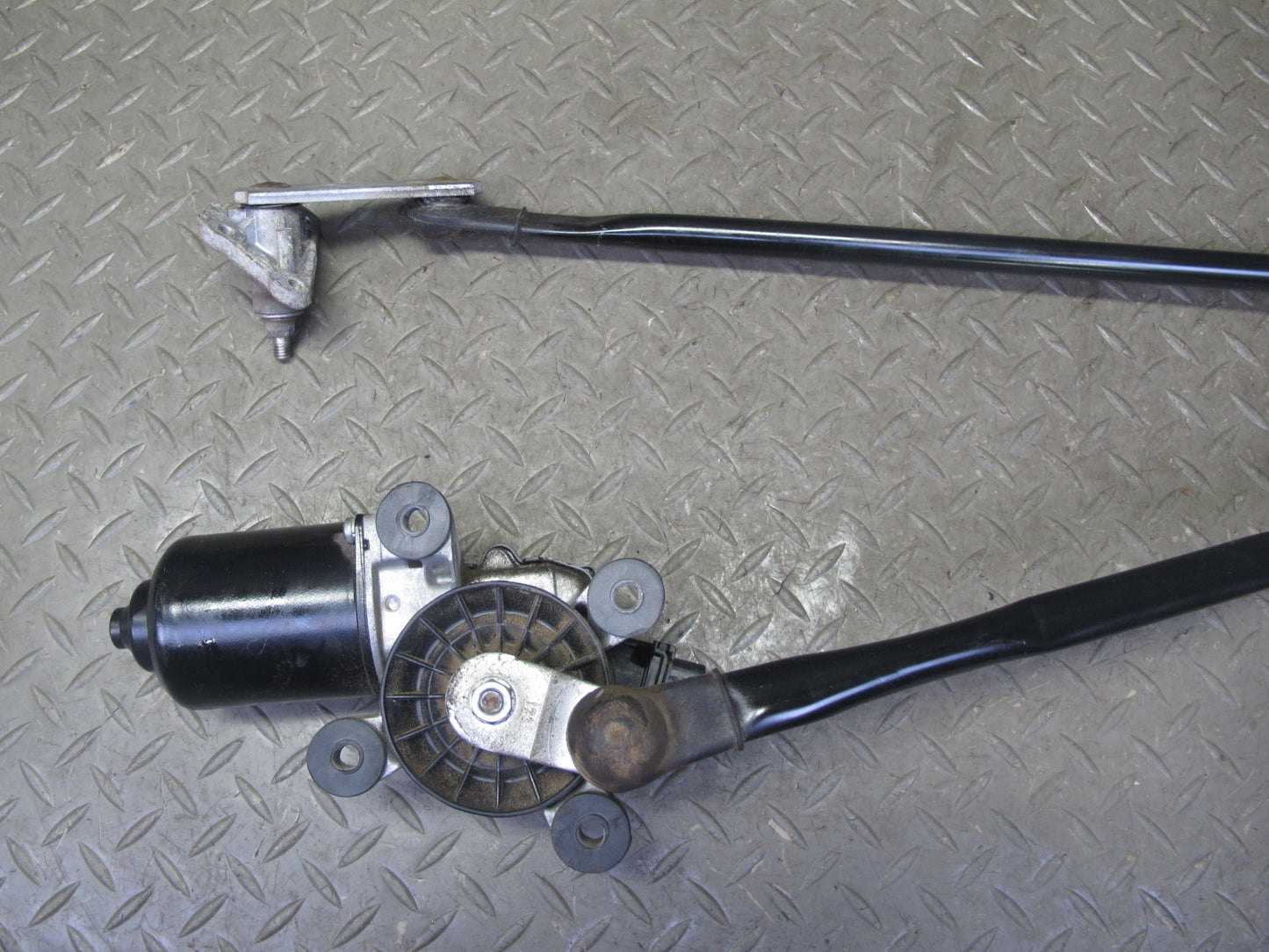 98-07 Lexus UZJ100L LX470 Front Windshield Wiper Transmission Linkage w Motor