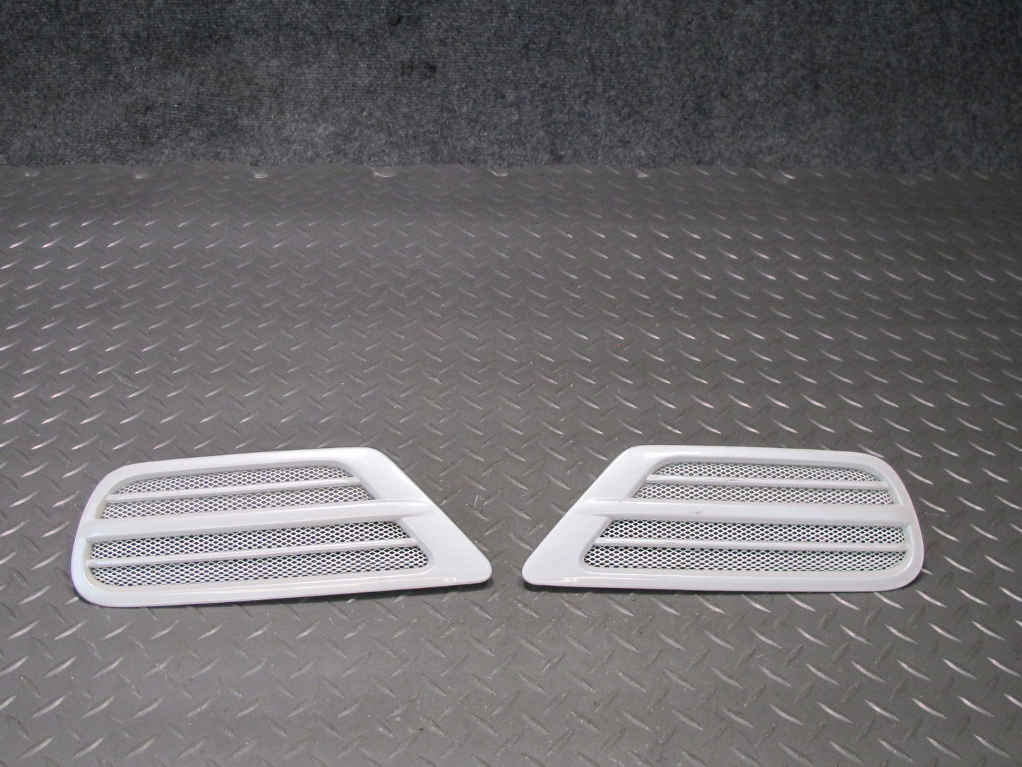 1998-2007 Lexus UZJ100L LX470 Rear Left Right Quarter Vent Trim Grille White Set