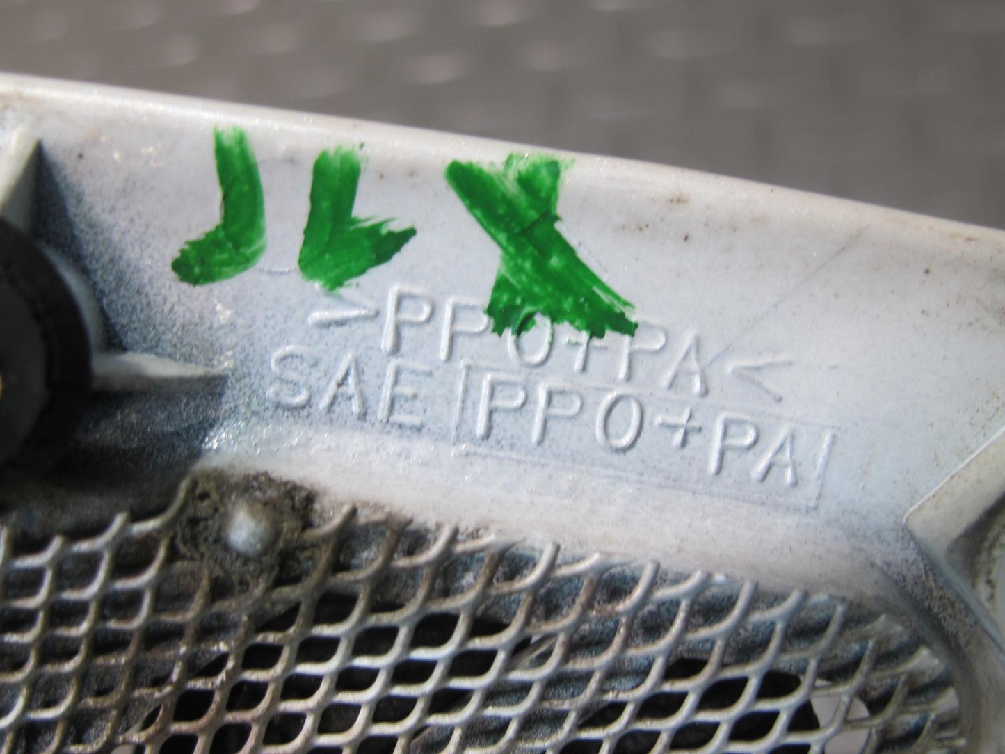 1998-2007 Lexus UZJ100L LX470 Rear Left Right Quarter Vent Trim Grille White Set