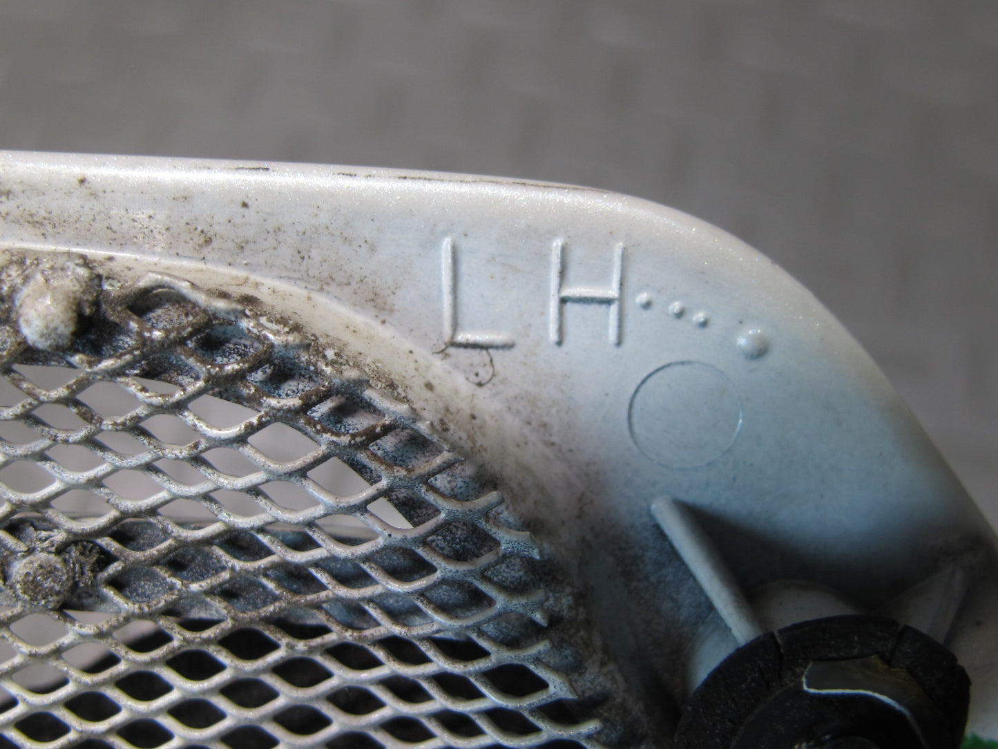 1998-2007 Lexus UZJ100L LX470 Rear Left Right Quarter Vent Trim Grille White Set