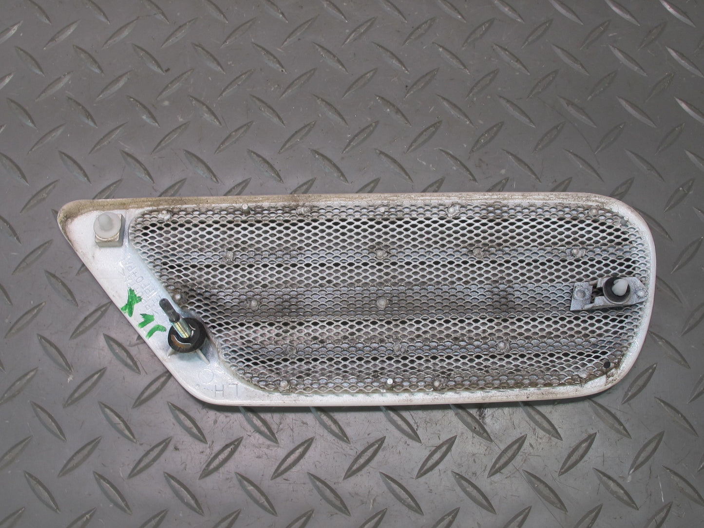 1998-2007 Lexus UZJ100L LX470 Rear Left Right Quarter Vent Trim Grille White Set