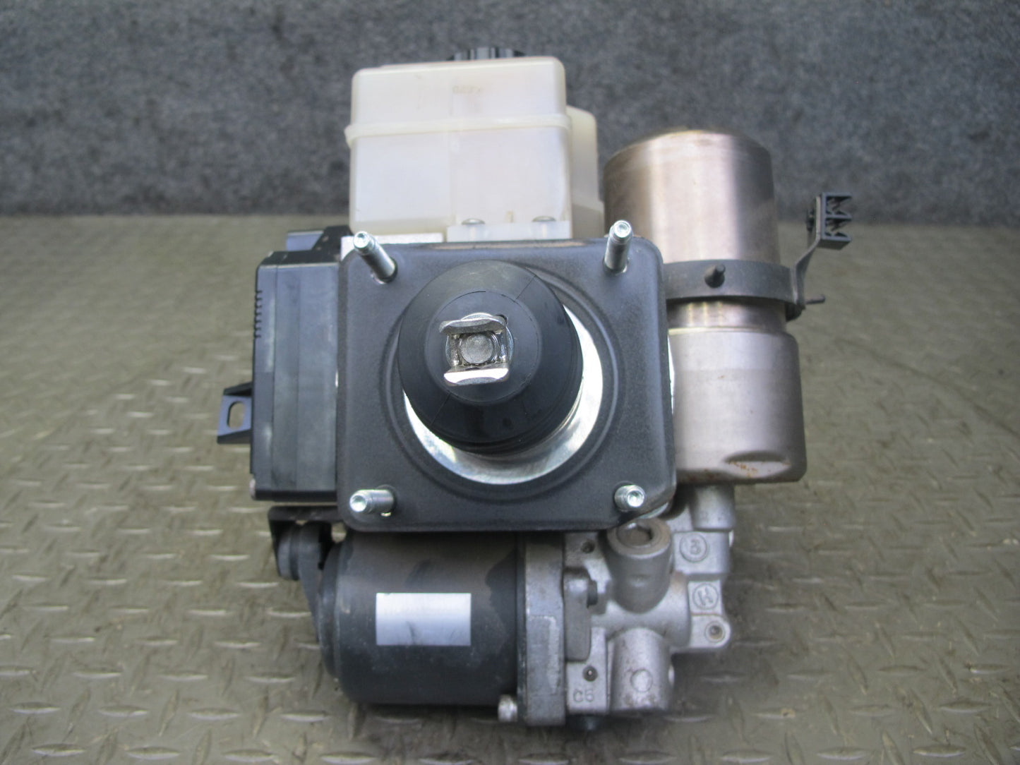 2003-2007 Lexus UZJ100L LX470 Anti Lock ABS Pump Brake Master Cylinder Assembly