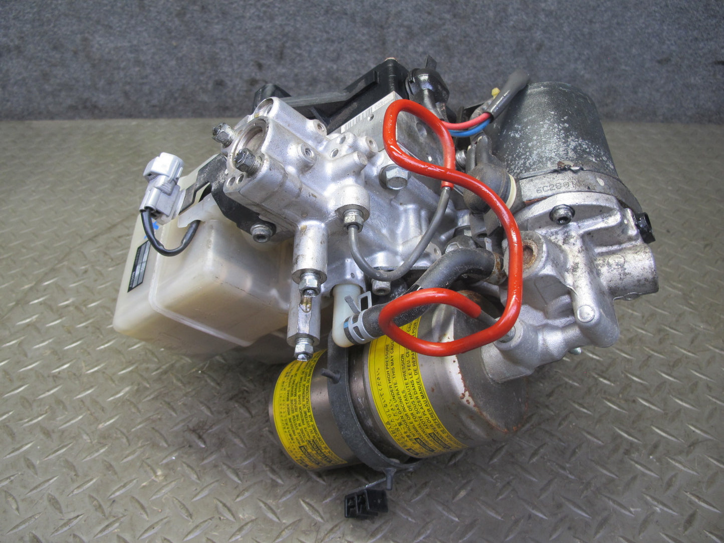 2003-2007 Lexus UZJ100L LX470 Anti Lock ABS Pump Brake Master Cylinder Assembly