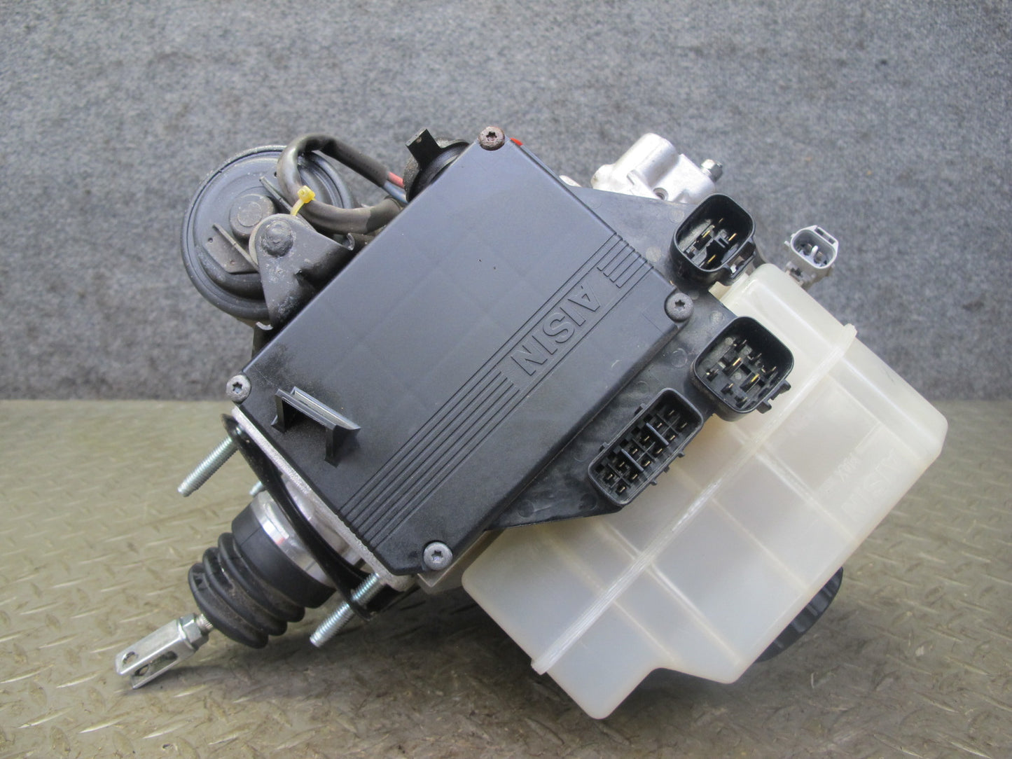 2003-2007 Lexus UZJ100L LX470 Anti Lock ABS Pump Brake Master Cylinder Assembly