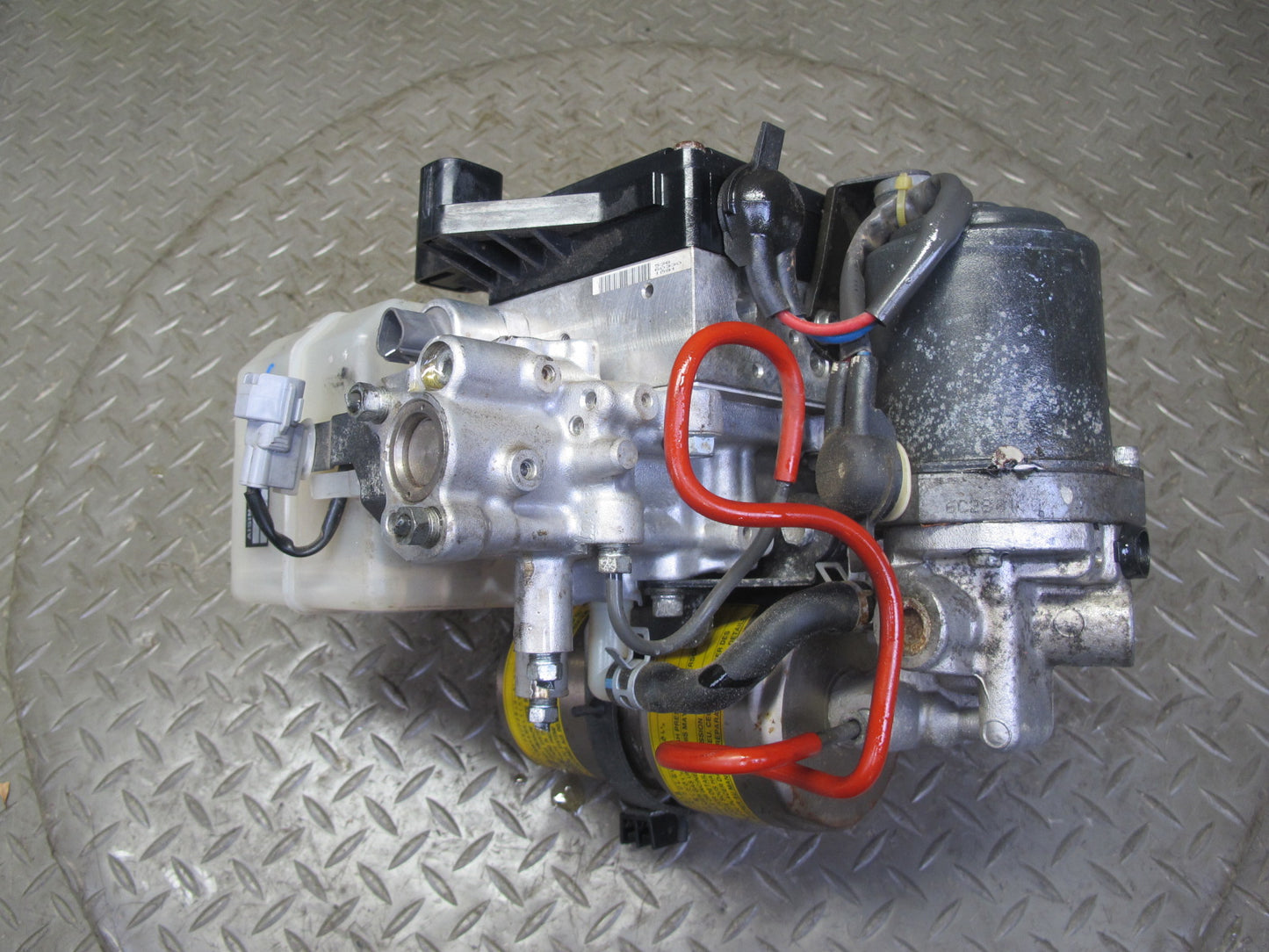 2003-2007 Lexus UZJ100L LX470 Anti Lock ABS Pump Brake Master Cylinder Assembly