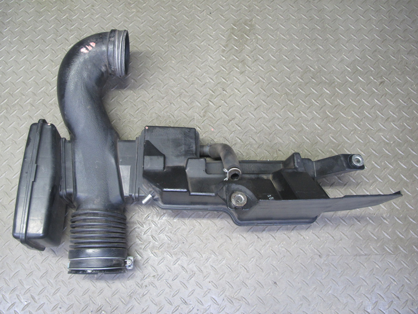 2005-2007 Lexus UZJ100L LX470 Air Intake Inlet Resonator Pipe 17875-50330