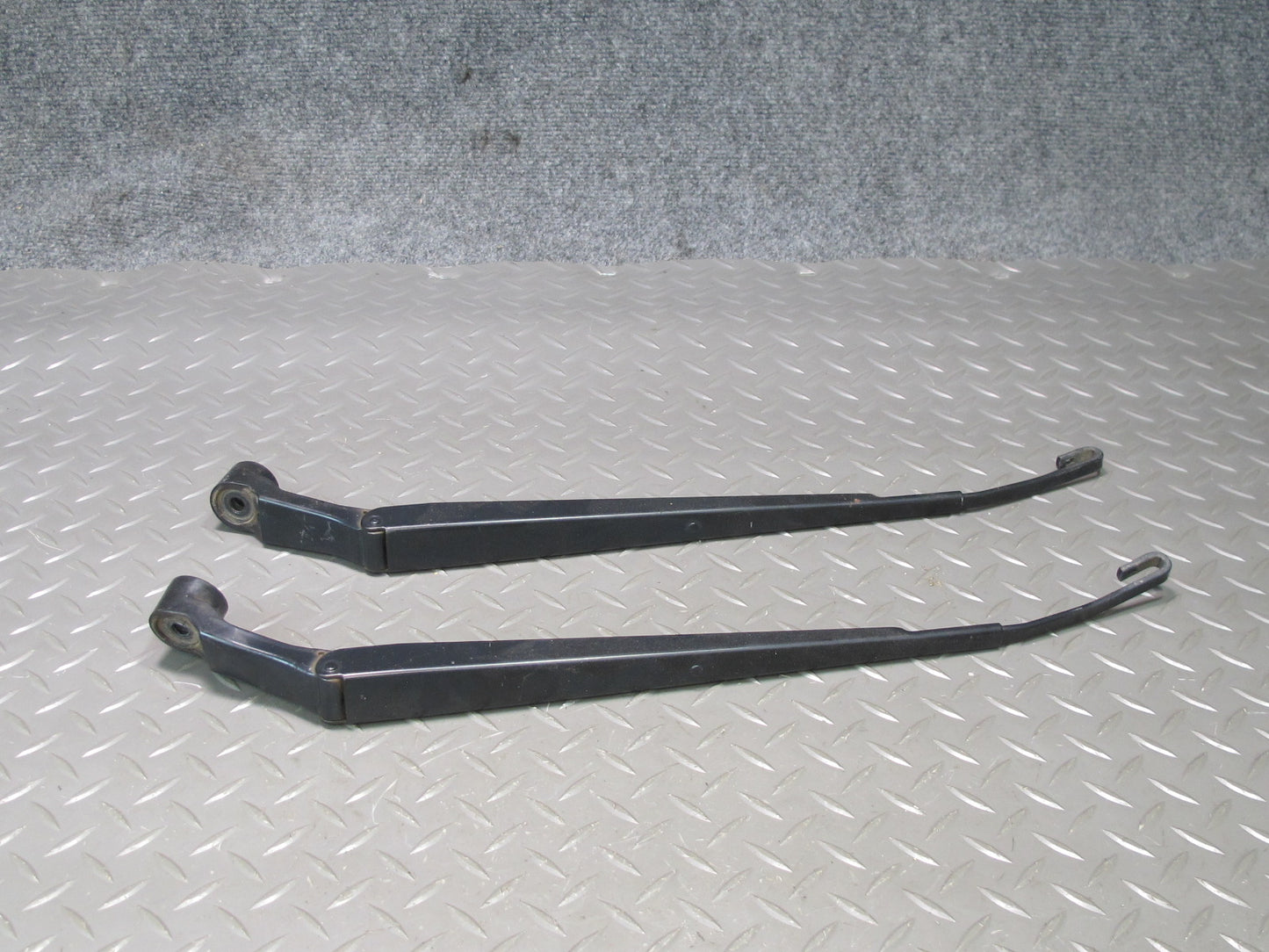 1999-2007 Lexus UZJ100L LX470 Front Left & Right Windshield Wiper Arm Set