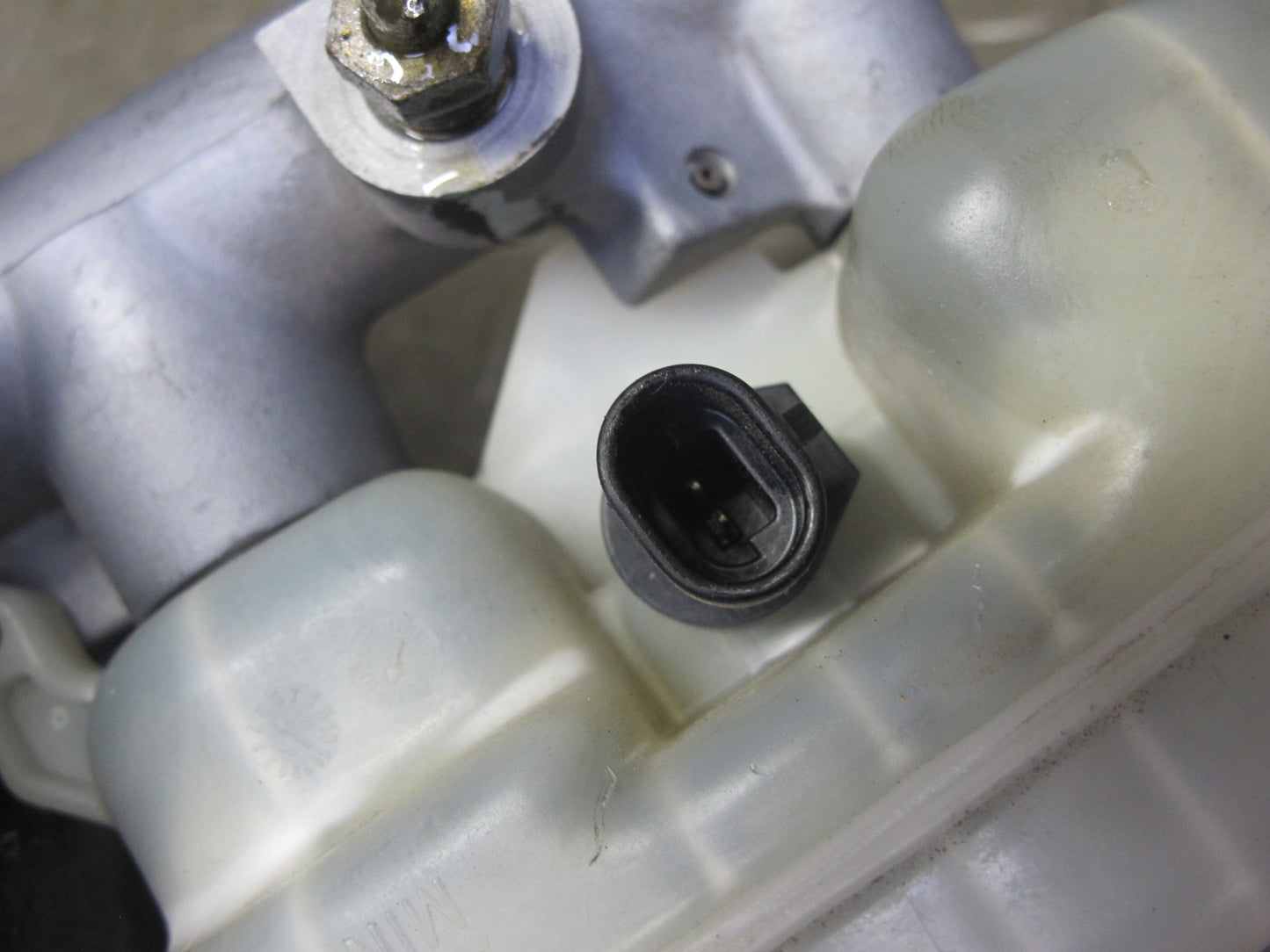 98-04 Chevrolet Corvette C5 Brake Master Cylinder Booster Fluid Reservoir OEM