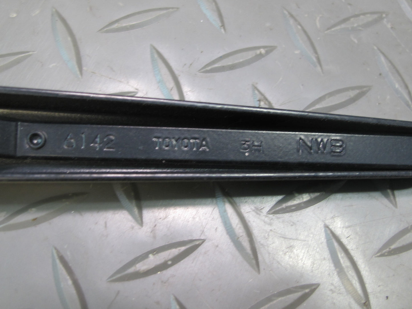 1999-2007 Lexus UZJ100L LX470 Front Left & Right Windshield Wiper Arm Set