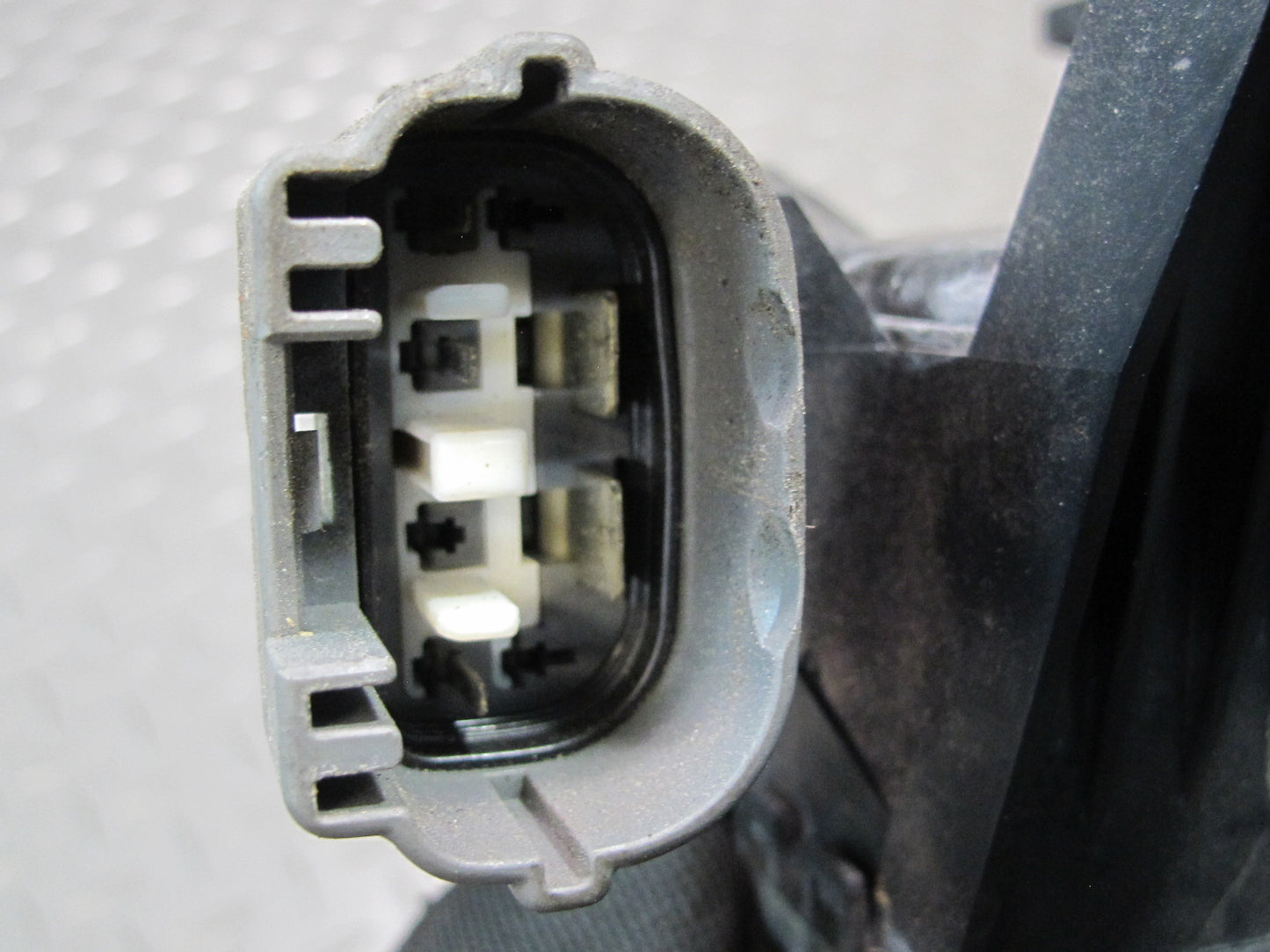 2006-2007 Lexus UZJ100L LX470 Engine Bay Fuse Relay Box Module 82740-60040