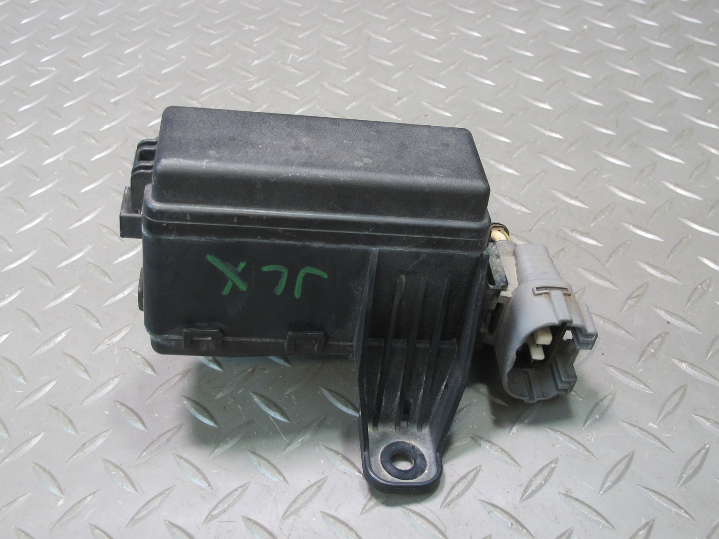 2006-2007 Lexus UZJ100L LX470 Engine Bay Fuse Relay Box Module 82740-60040