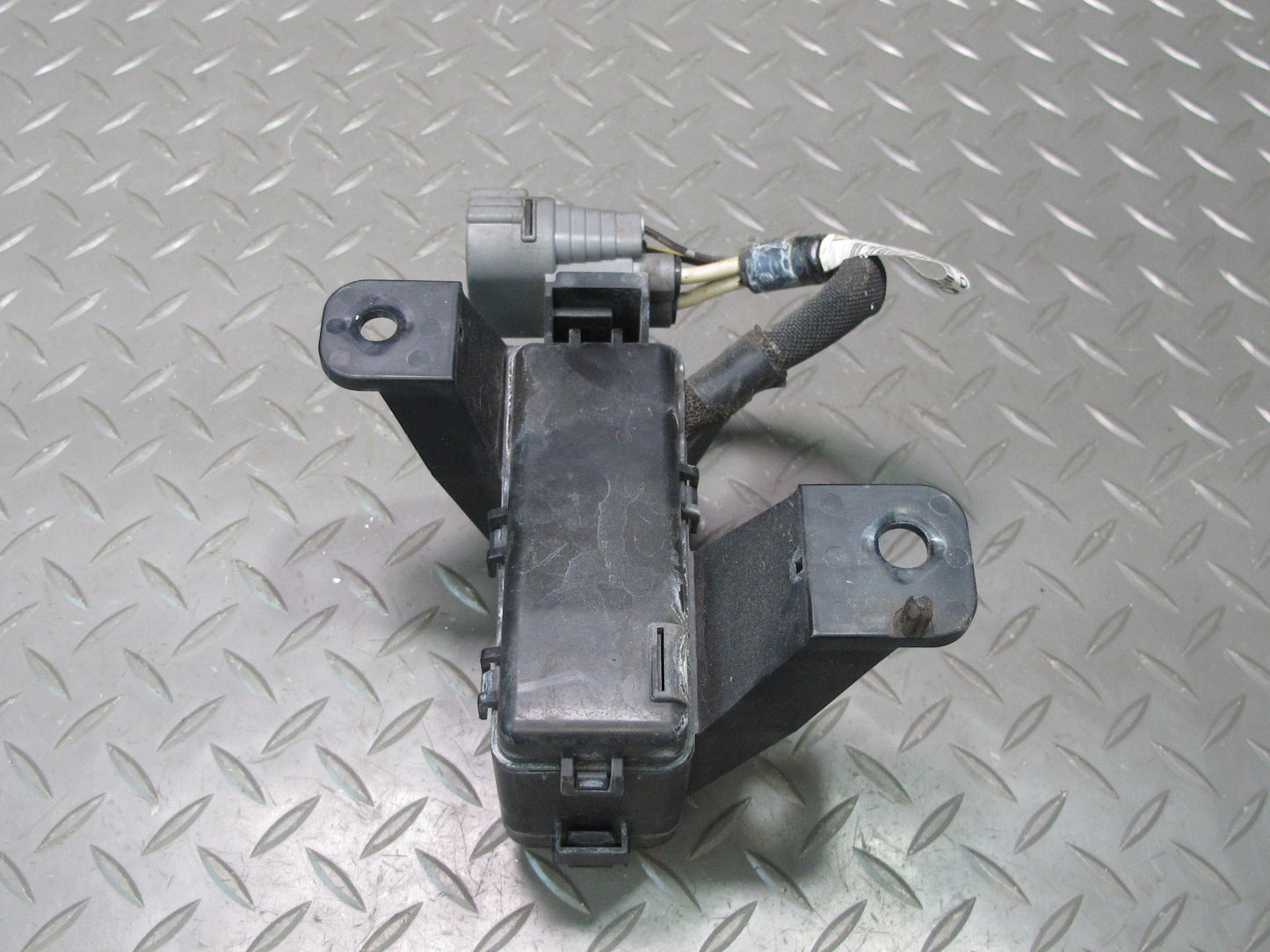 2006-2007 Lexus UZJ100L LX470 Engine Bay Fuse Relay Box Module 82740-60040