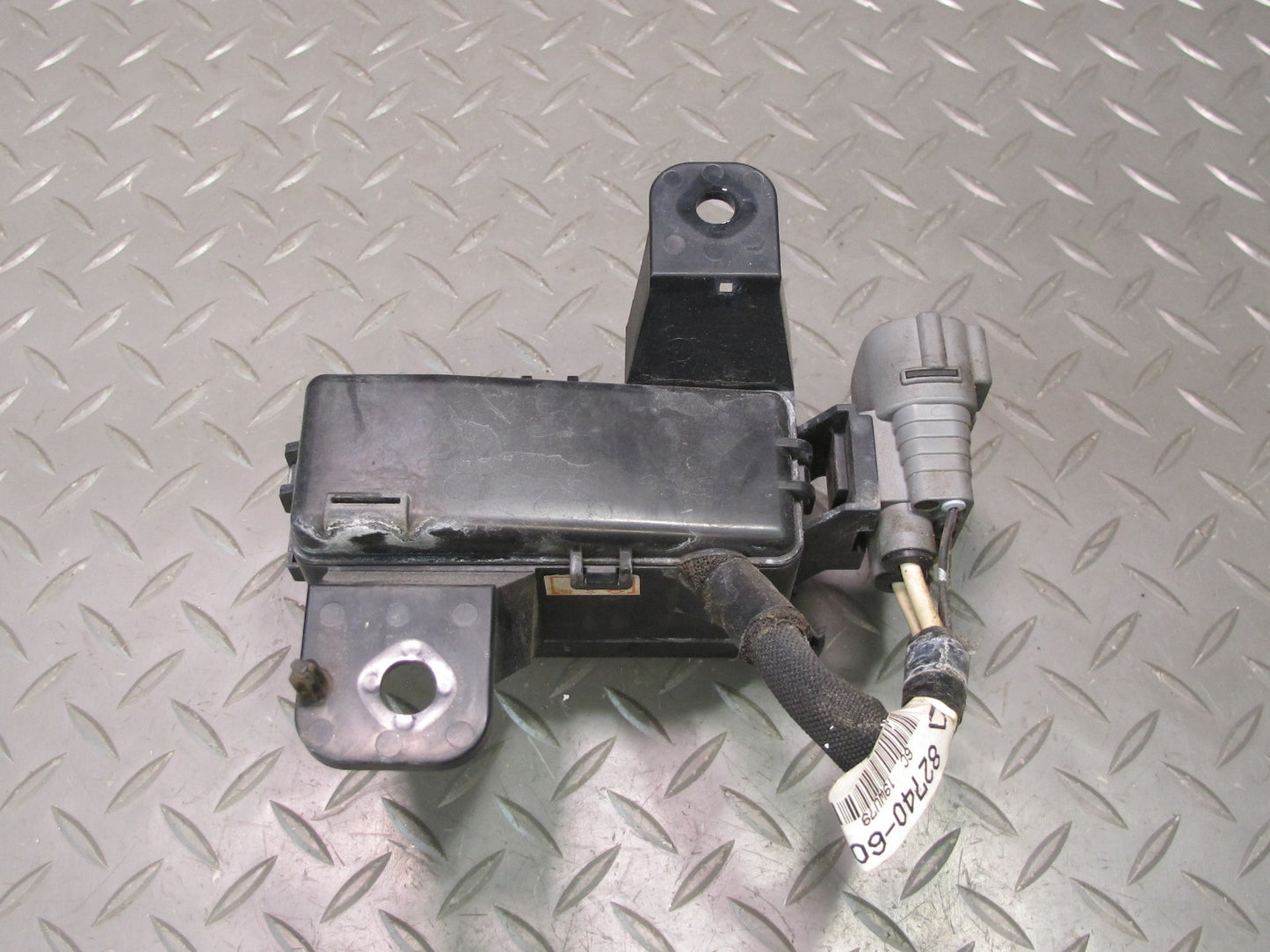 2006-2007 Lexus UZJ100L LX470 Engine Bay Fuse Relay Box Module 82740-60040