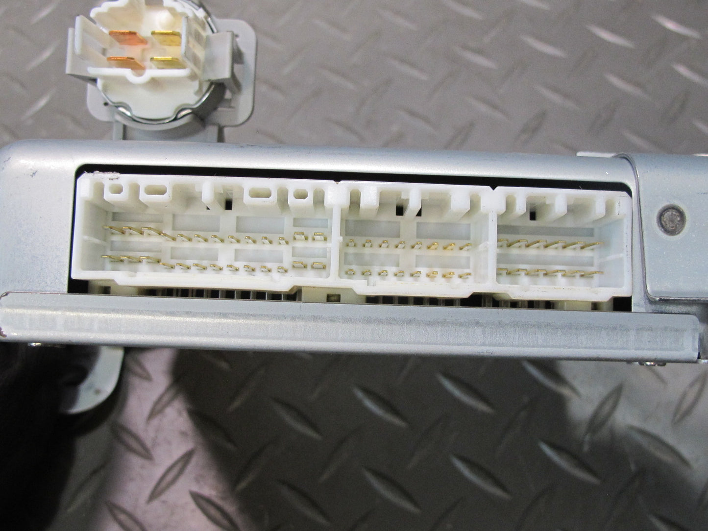 2003-2007 Lexus UZJ100L LX470 Suspension Control Computer Module 89290-60040