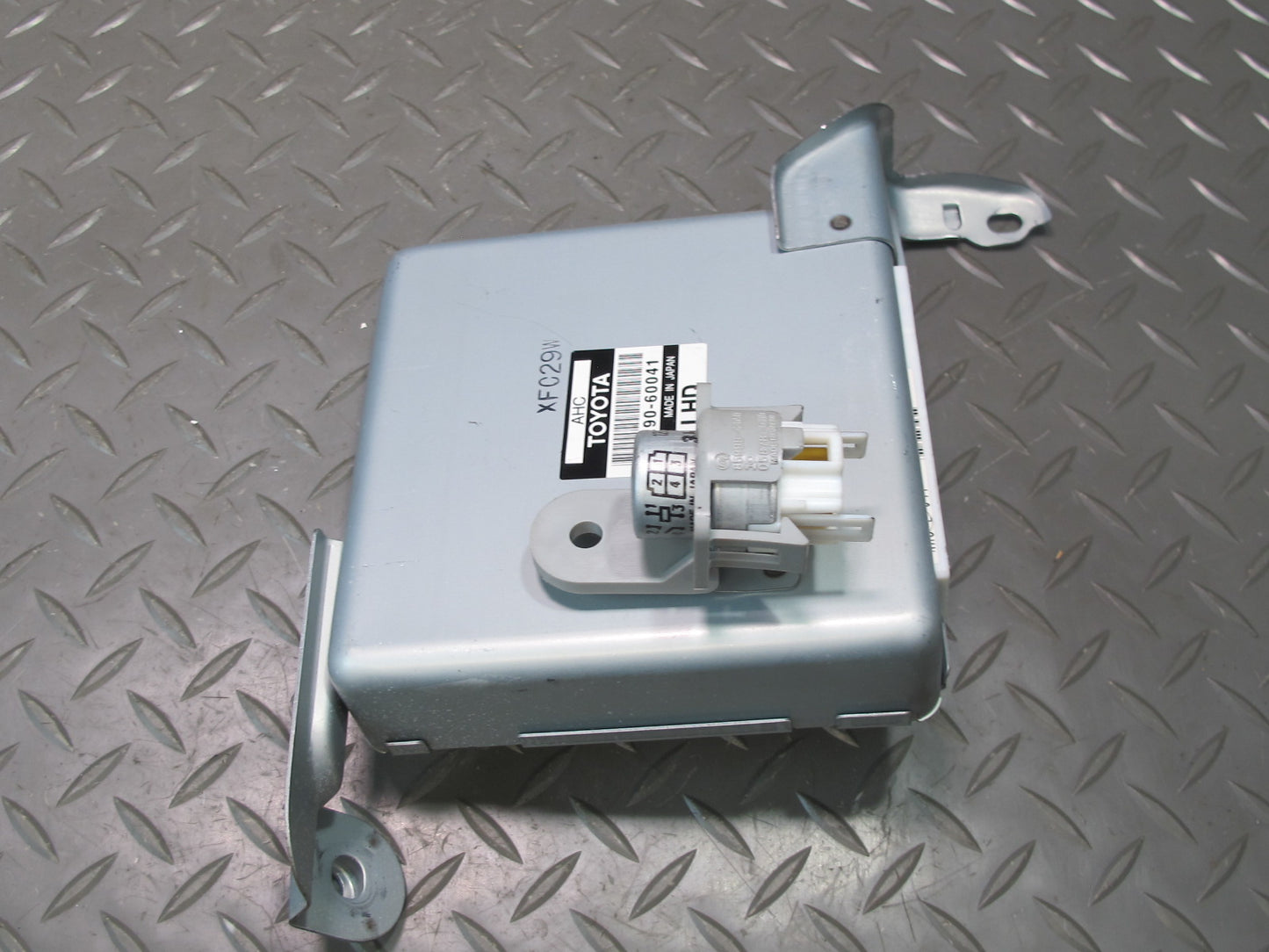 2003-2007 Lexus UZJ100L LX470 Suspension Control Computer Module 89290-60040